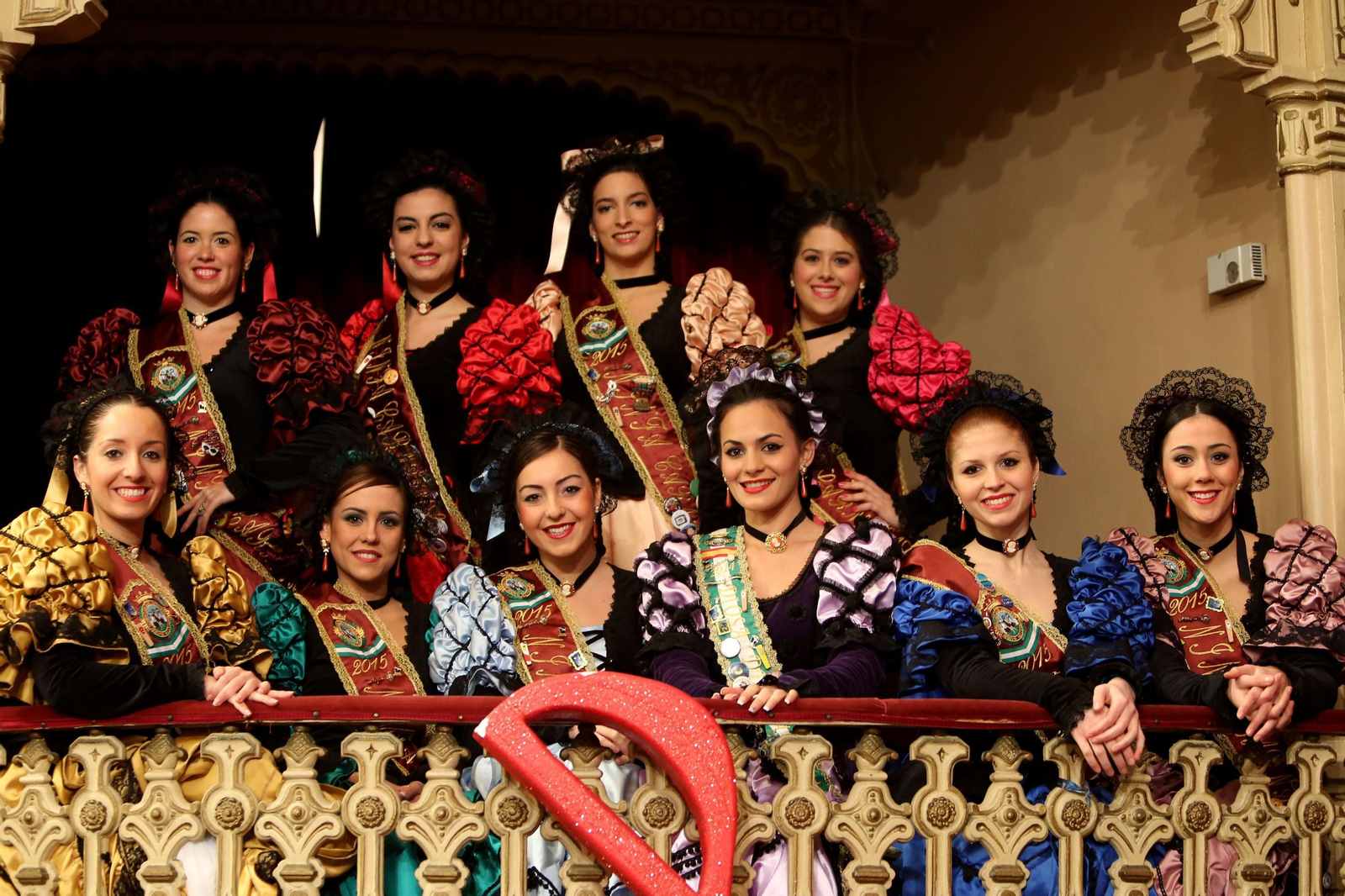 Las ninfas del Carnaval 2015 en su palco del Gran Teatro Falla.