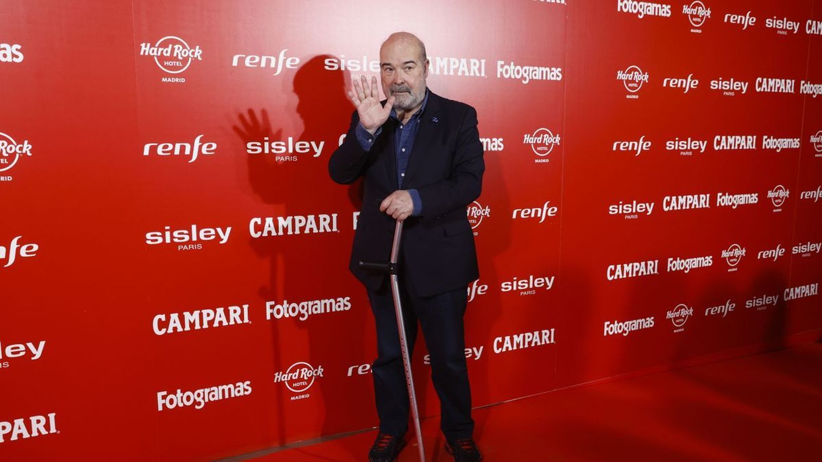 Resines saluda a los fotógrafos en la alfombra roja de los premios 'Fotogramas de Plata'.