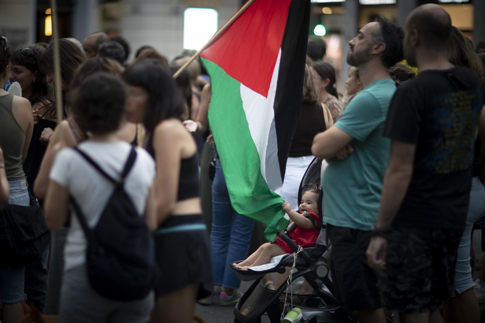 Fotos: 4.000 personas recorren el centro de Granada en una marcha contra la violencia en Gaza