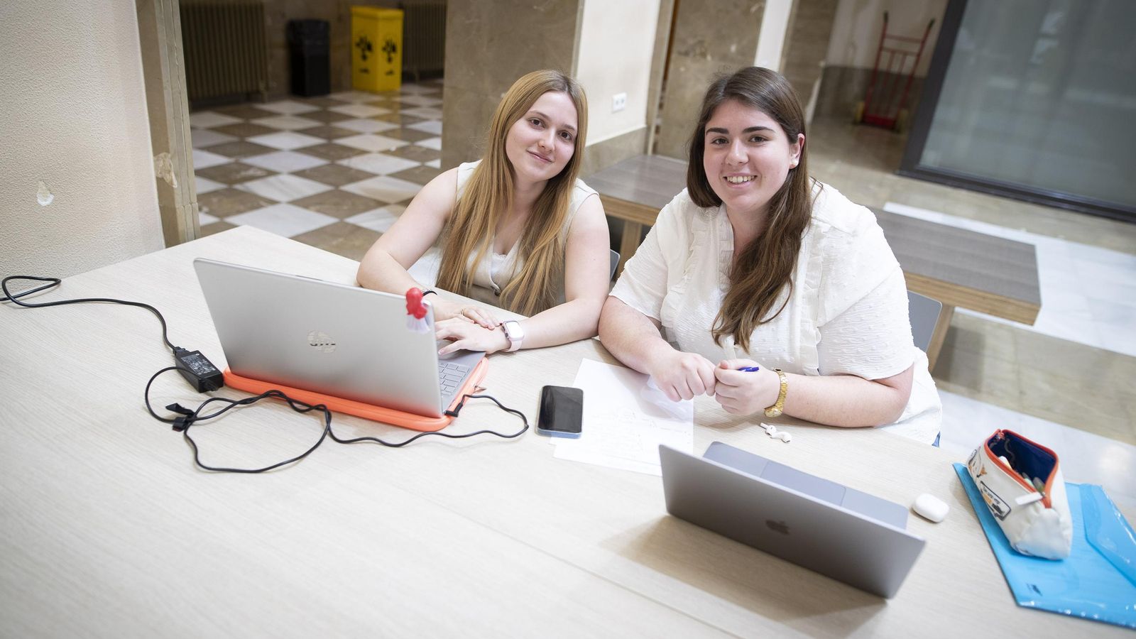 Yolanda Ramírez, a la izquierda, y Andrea Gutiérrez, en Ciencias Políticas y Sociología.