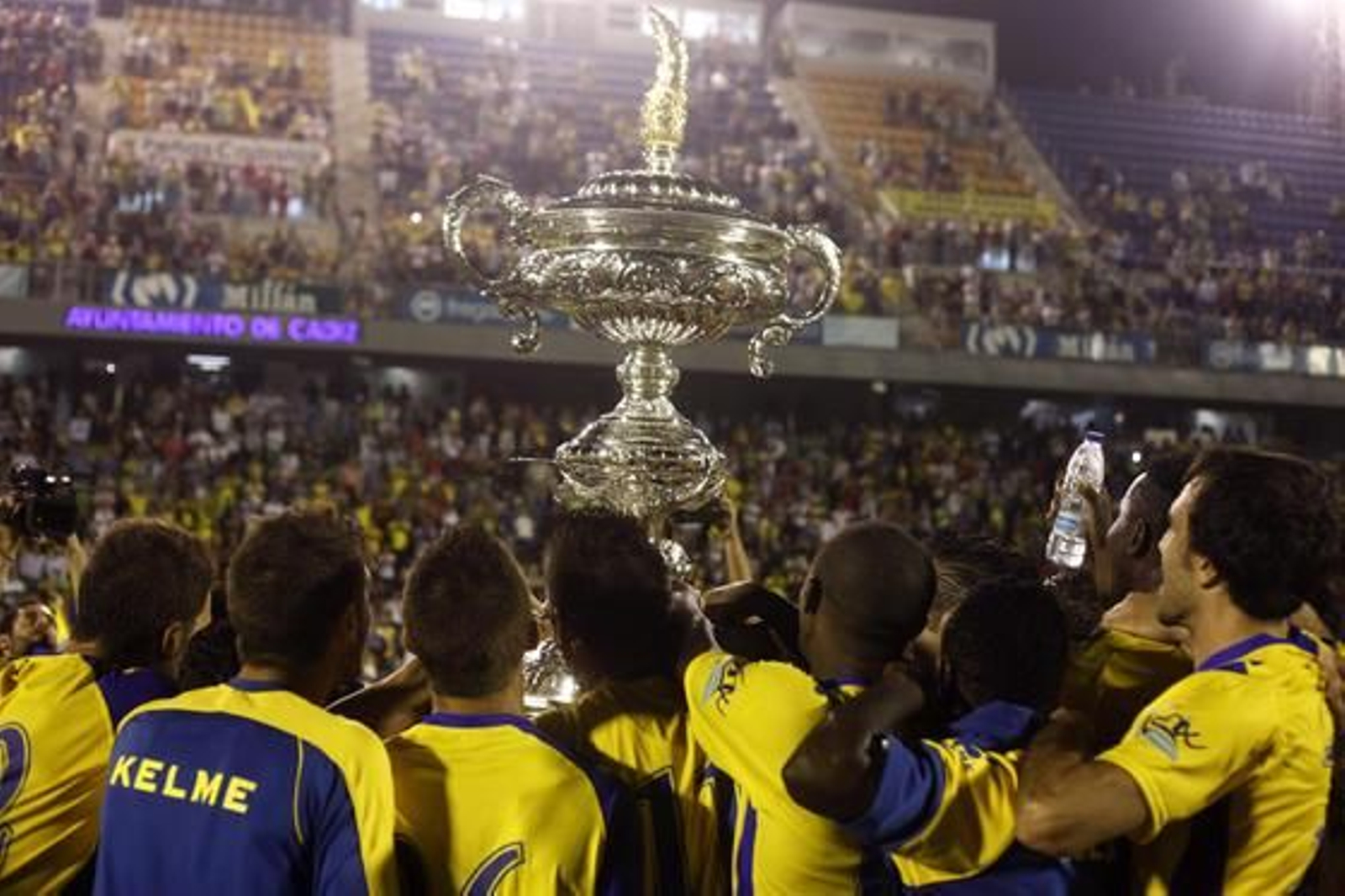 Los jugadores ofrecen la copa a la afición. 

Foto: Jesus Marin