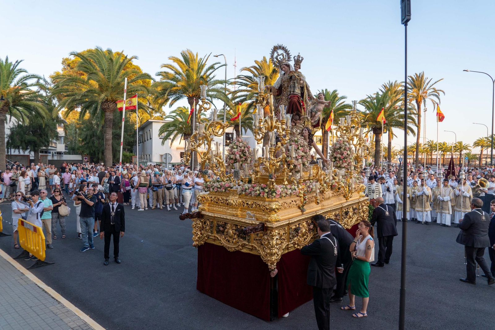 Imágenes de la procesión La Virgen del Carmen por las calles de Huelva