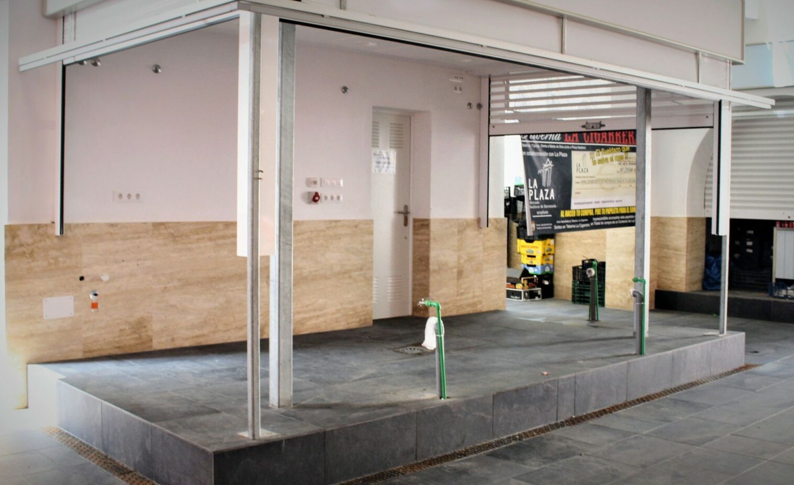 El puesto de la cafetería en el edificio remodelado de la Plaza de Abastos de la ciudad.