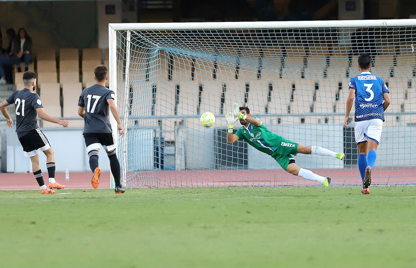 Camacho, en el partido ante el Utrera en el que paró dos veces el mismo penalti.
