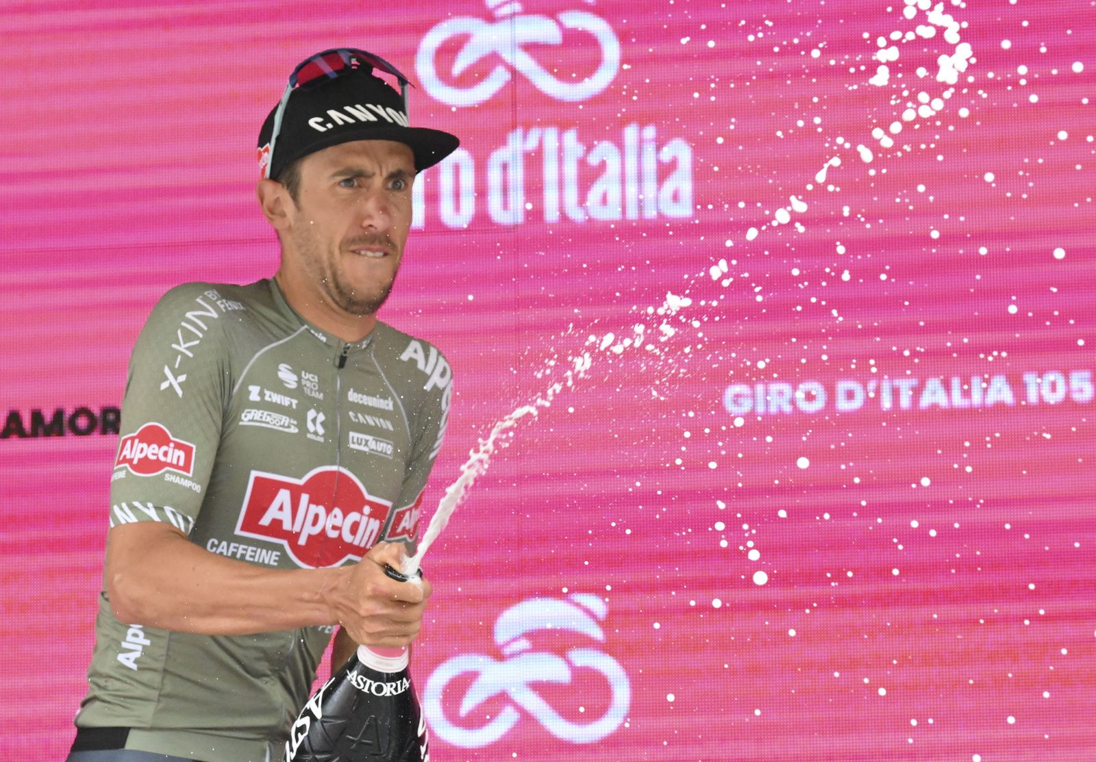 Dries de Bondt celebrando la victoria de la decimoctava etapa del Giro.