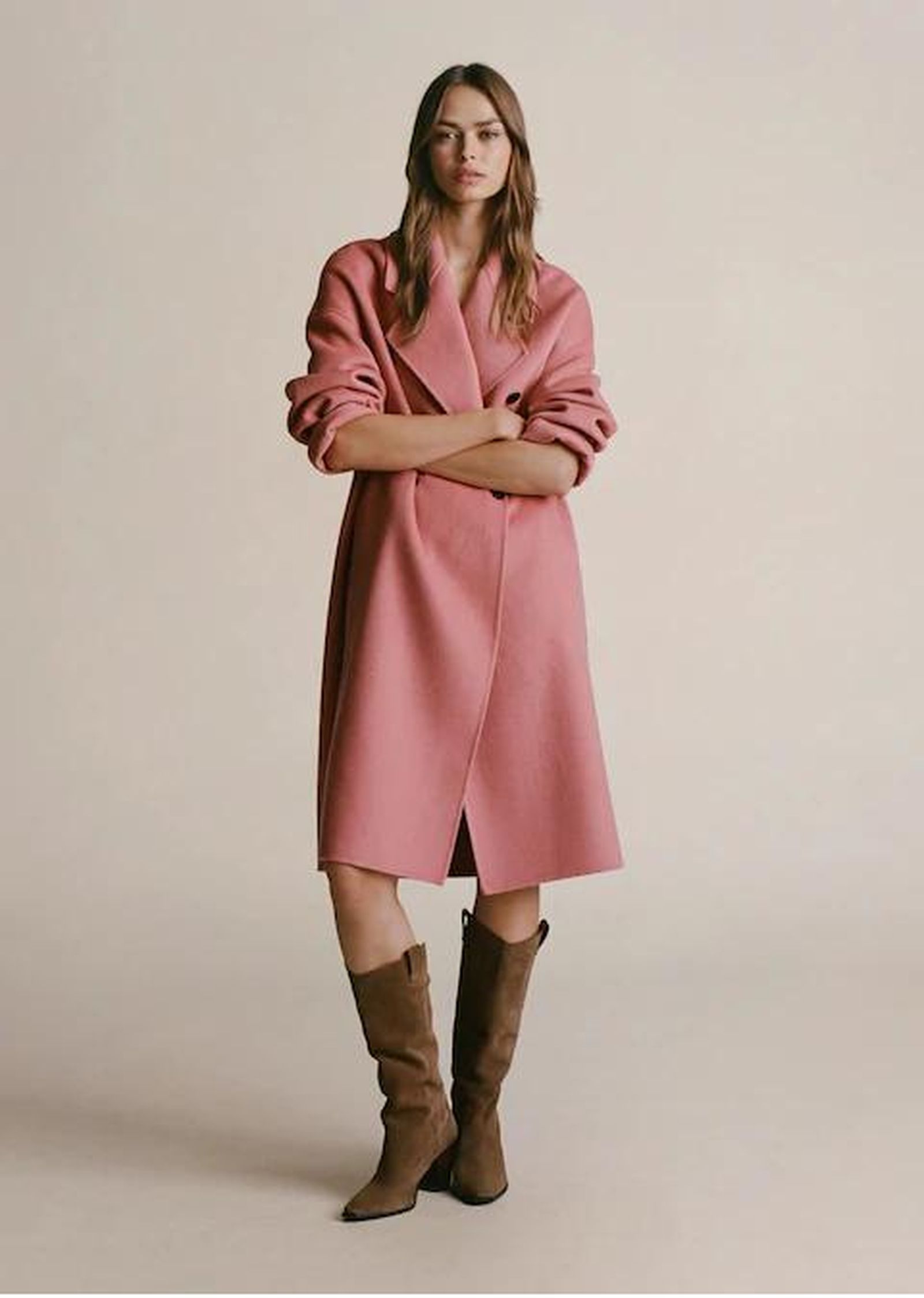 El abrigo rosa de Mango que está rebajado a mitad de precio.