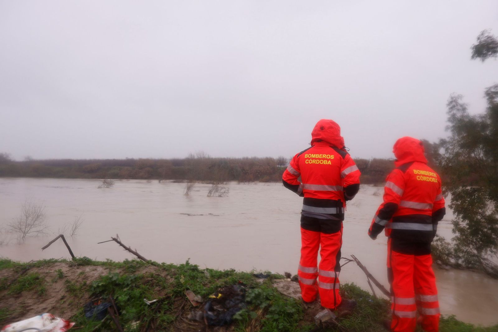 Los vecinos de la parcelación de Guadalvalle de Córdoba miran con temor la crecida del Guadalquivir