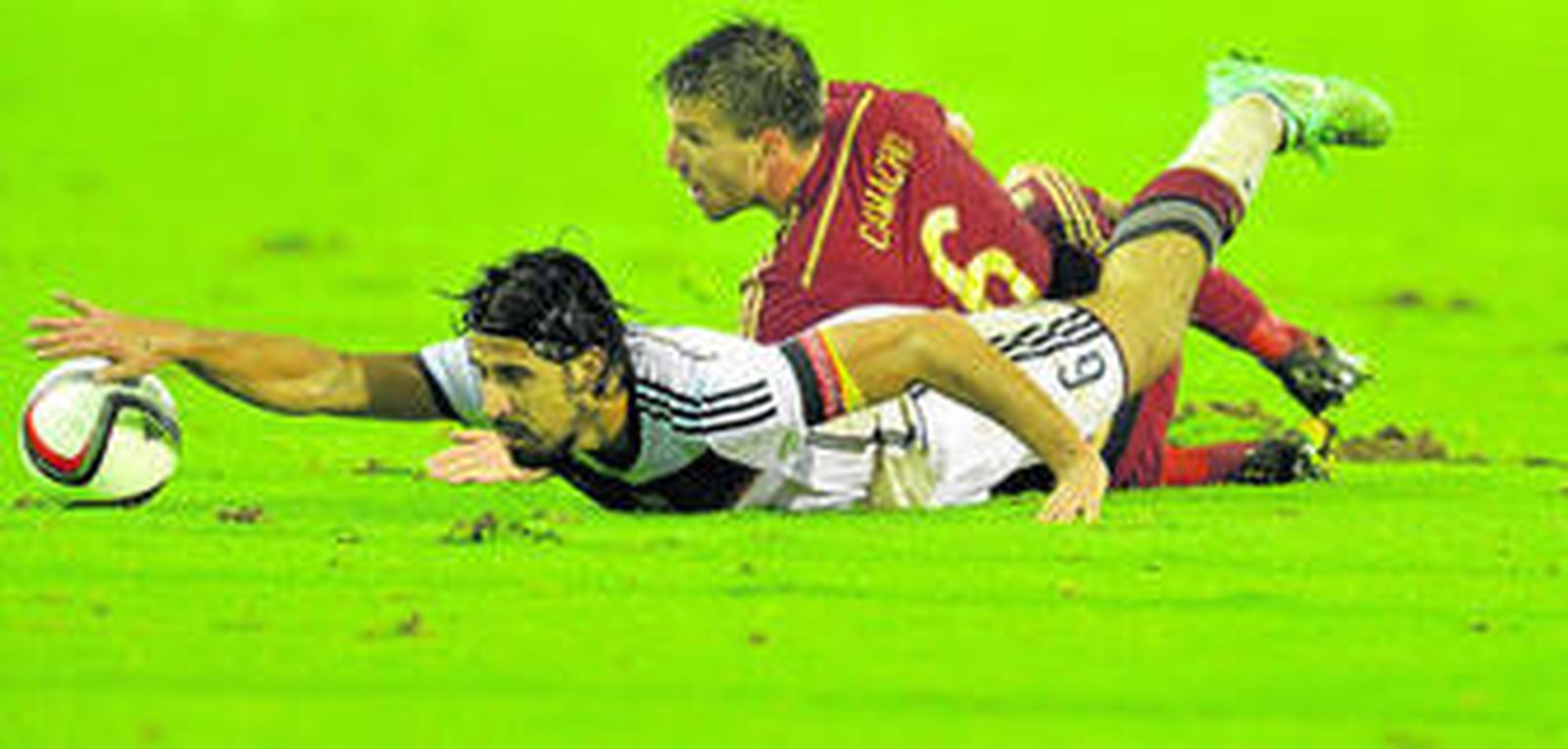 Khedira y Camacho caen tras una disputa en el España-Alemania que alumbró el debut internacional del centrocampista malaguista.