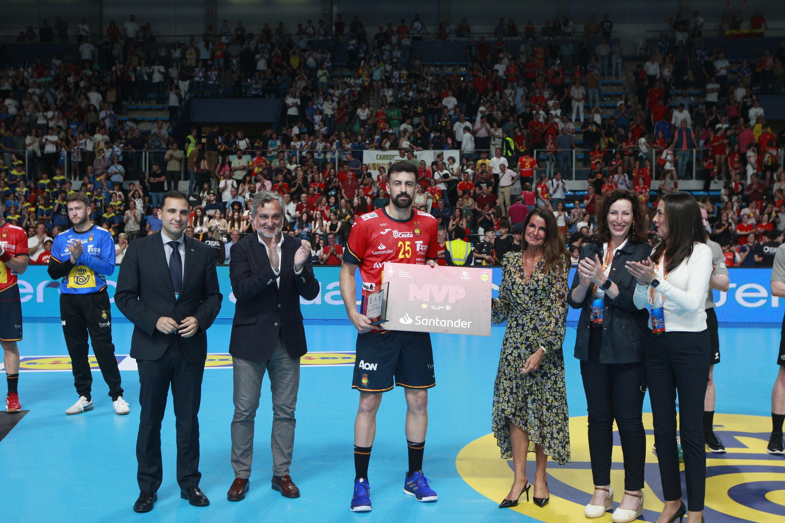 Imágenes del España-Dinamarca de la EHF Euro Cup de balonmano, en Almería