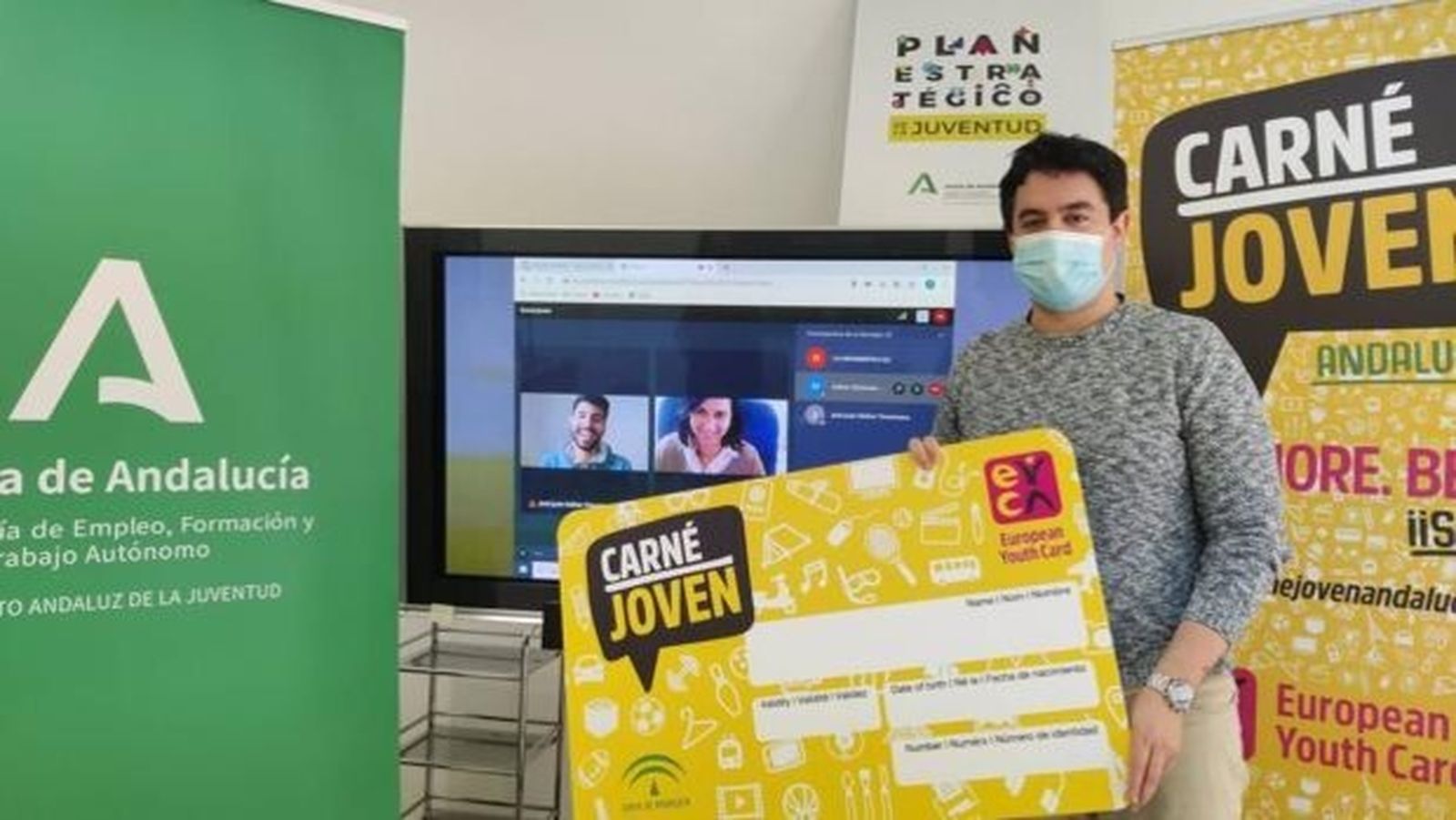 El jerezano José Juan Núñez, con el Carné Joven.