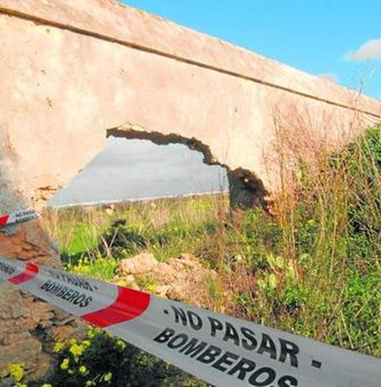Uno de los muros del cementerio de los ingleses acordonado por los bomberos tras el derrumbe.