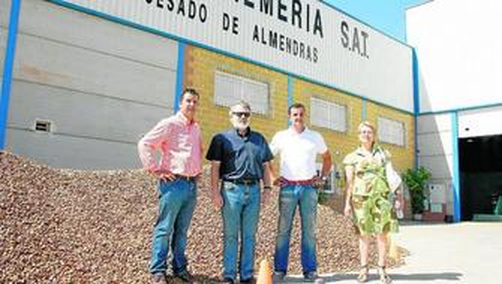 El delegado de Agricultura y Pesca, Juan Deus, durante la visita a Almendras de Almería.