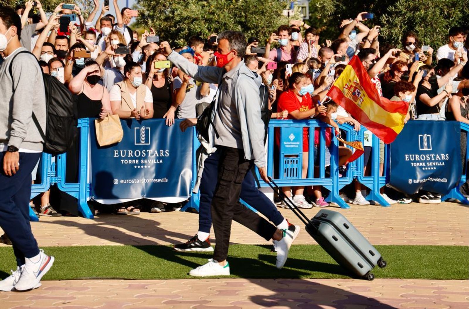 Luis Enrique hace un gesto a la afición a su llegada al hotel de concentración en Sevilla.