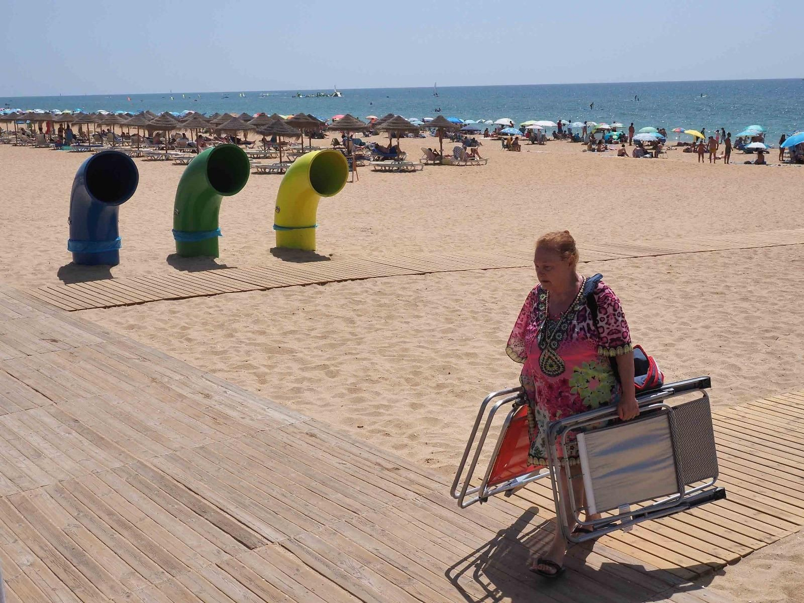 Ambiente de la playa de Islantilla una tarde de verano