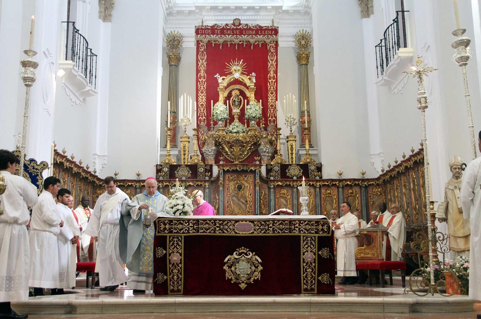 Misa ante la Virgen de La Cinta presidida por el obispo de Huelva, José Vilaplana, en la Catedral
