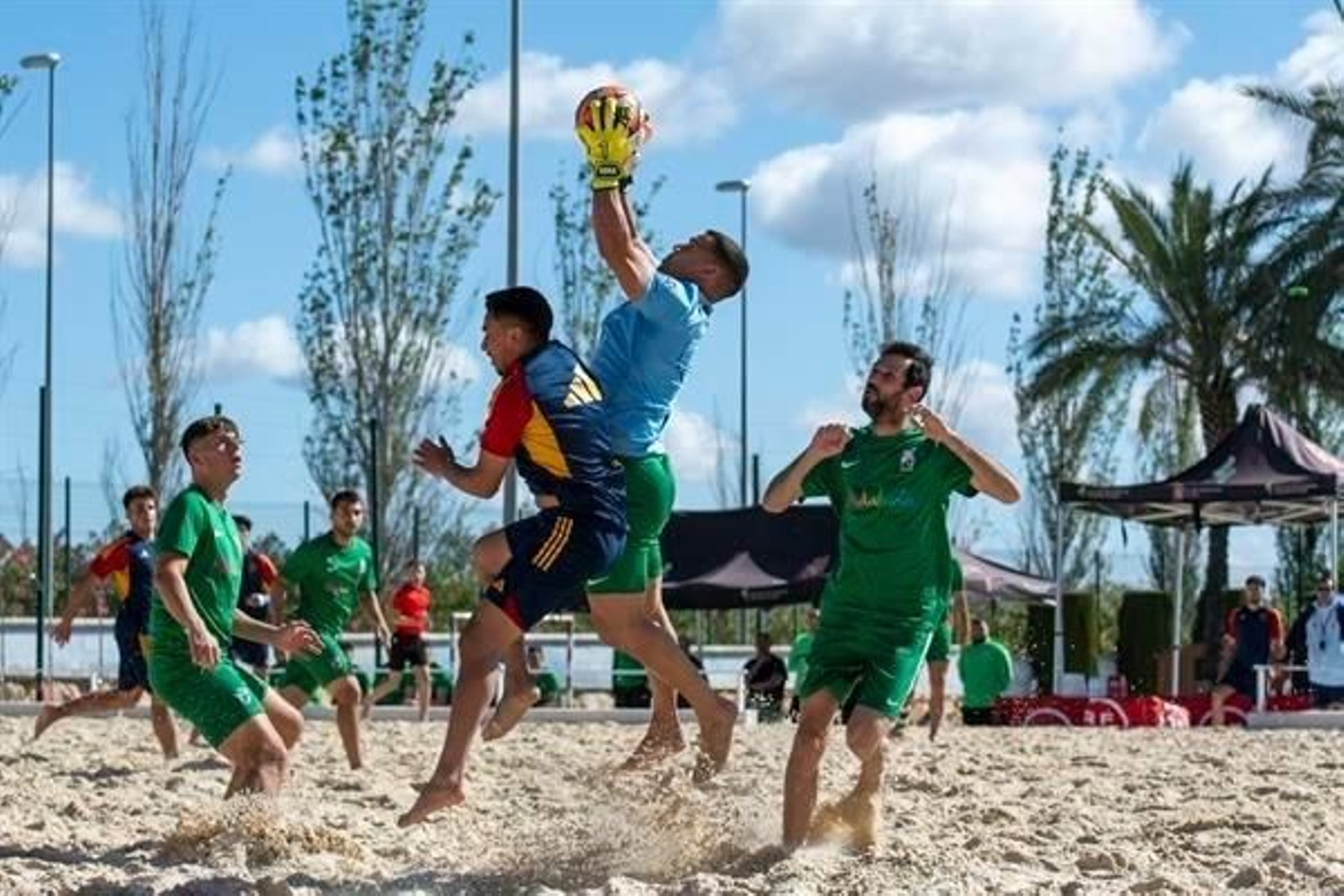 Balón disputado en uno de los amistosos entre España y Andalucía celebrados en Jaén. Balón disputado en uno de los amistosos entre España y Andalucía celebrados en Jaén.