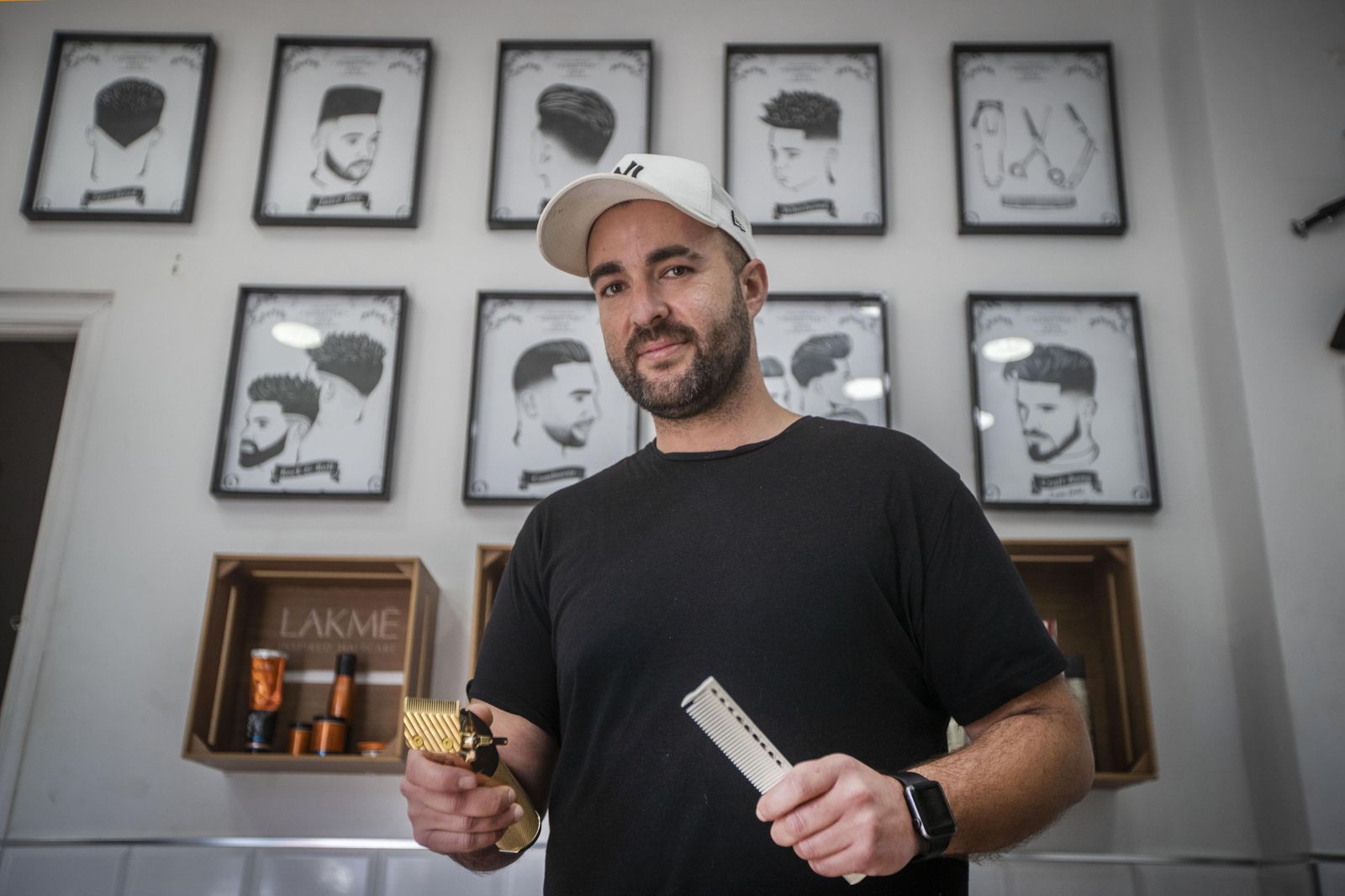 Javier Chacón posa en su barbería del barrio de la Bazán.