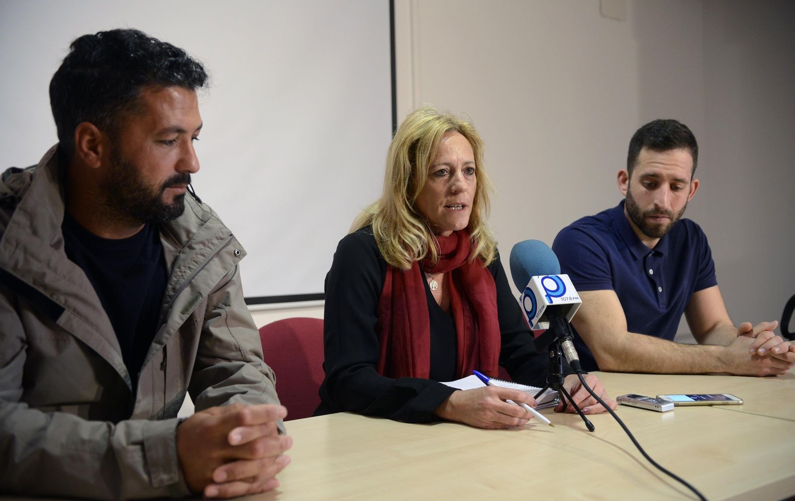 La concejala de Fiestas, junto a Roberto Herrera, padre de la familia afectada, y Aitor Redondo, profesor de Zumba.