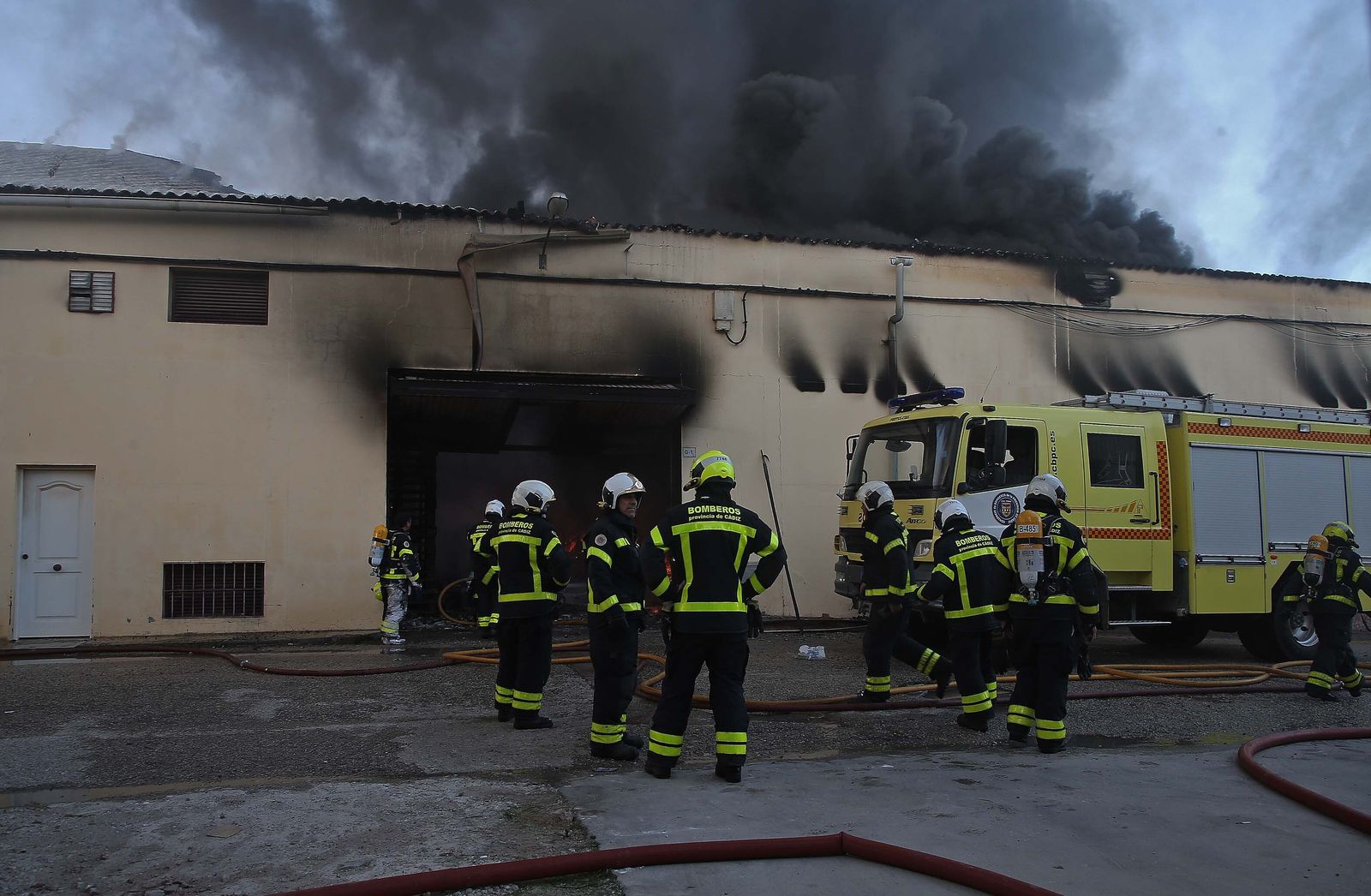 Imágenes del incendio de la nave de pinturas del polígono industrial Zabal Bajo en La Línea