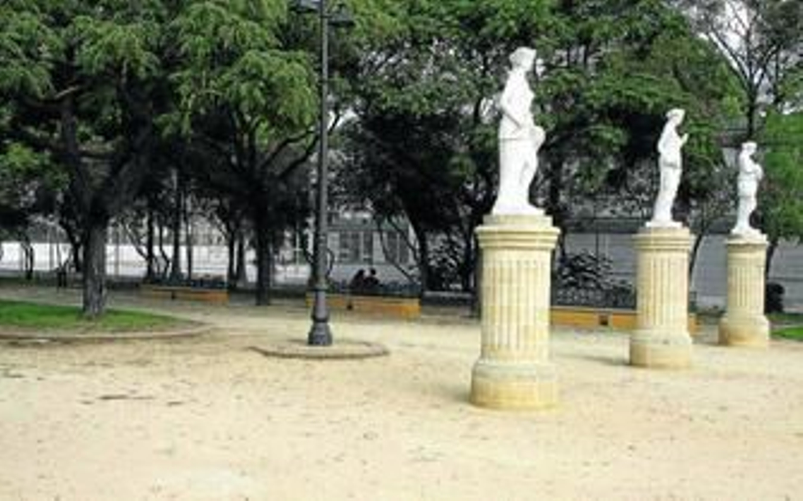 La  escultura dedicada a la Primavera sigue brillando por su ausencia en el parque de La Victoria.