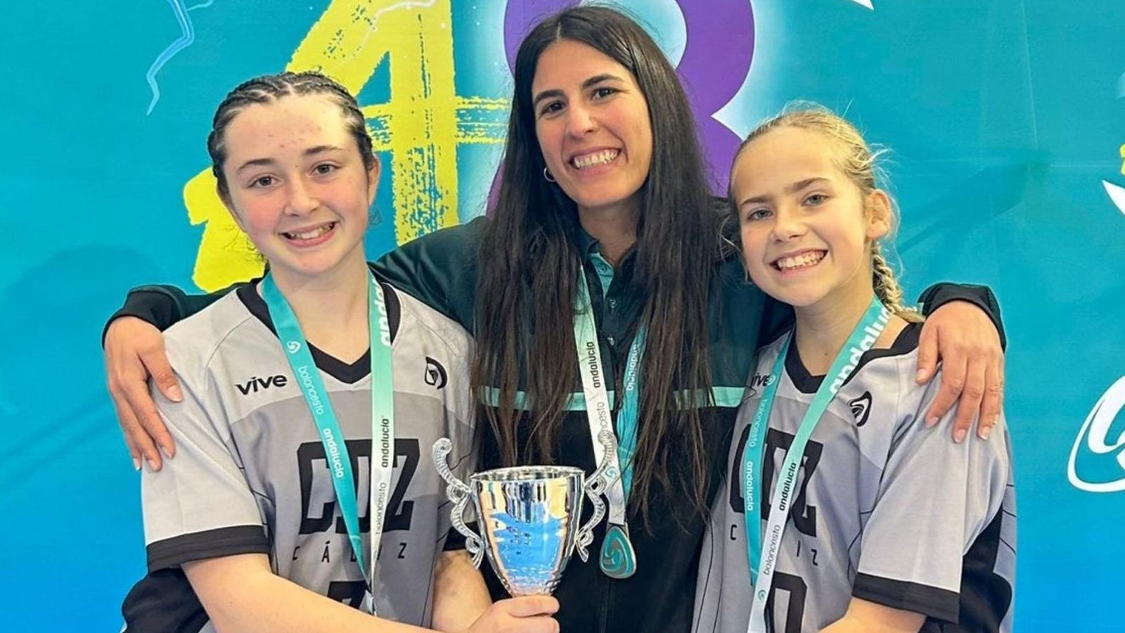 Zara Andrades y las jugadoras Isabel Tovar y Valería Gutiérrez, con las medallas de plata conquista en Córdoba