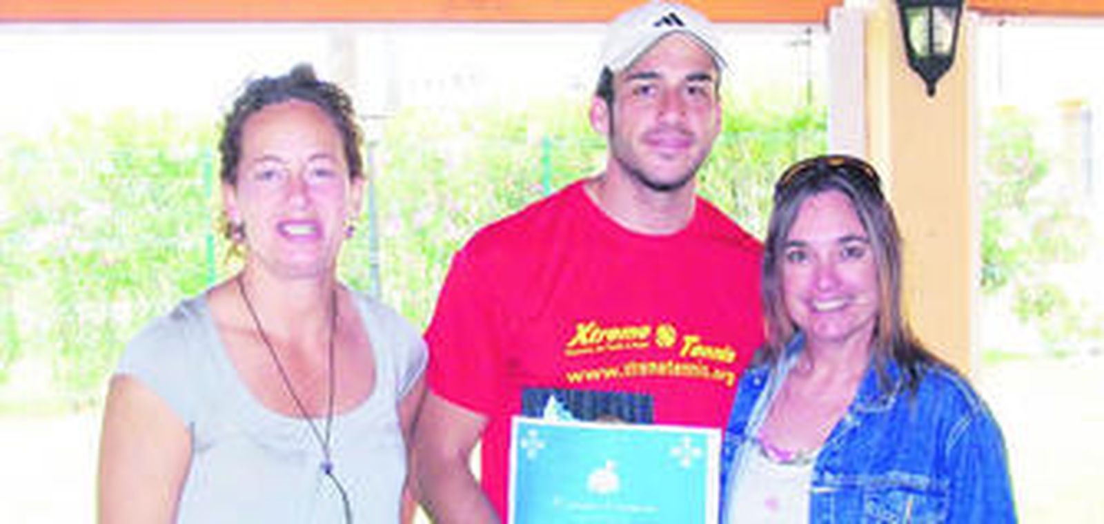 El vencedor, Alejandro Bernal, escoltado por la directiva de tenis y la monitora del club.