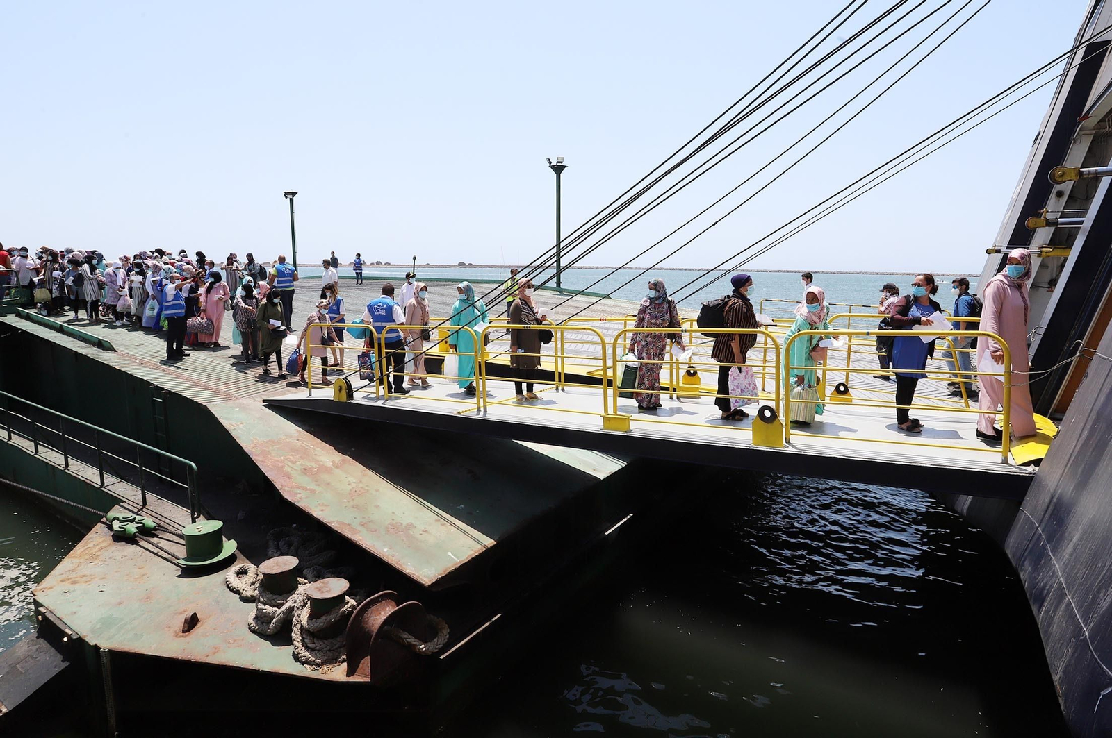 Embarque de las temporeras marroquíes el año pasado en el Puerto de Huelva. Embarque de las temporeras marroquíes el año pasado en el Puerto de Huelva.