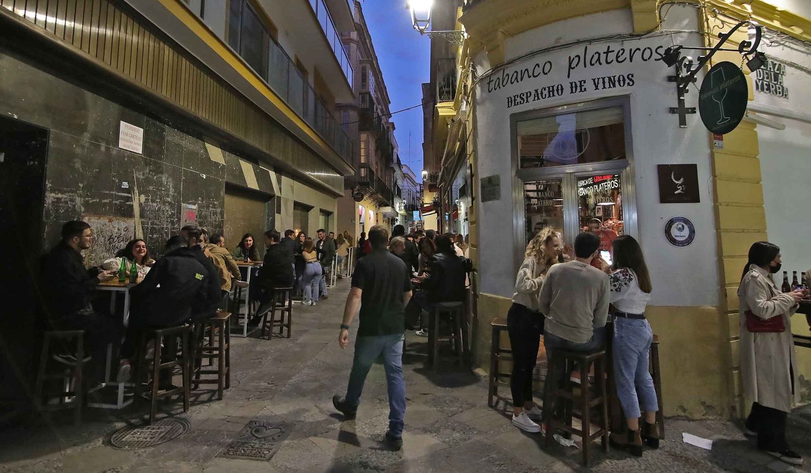 Buen ambiente anoche en el Tabanco Plateros de calle Algarve.
