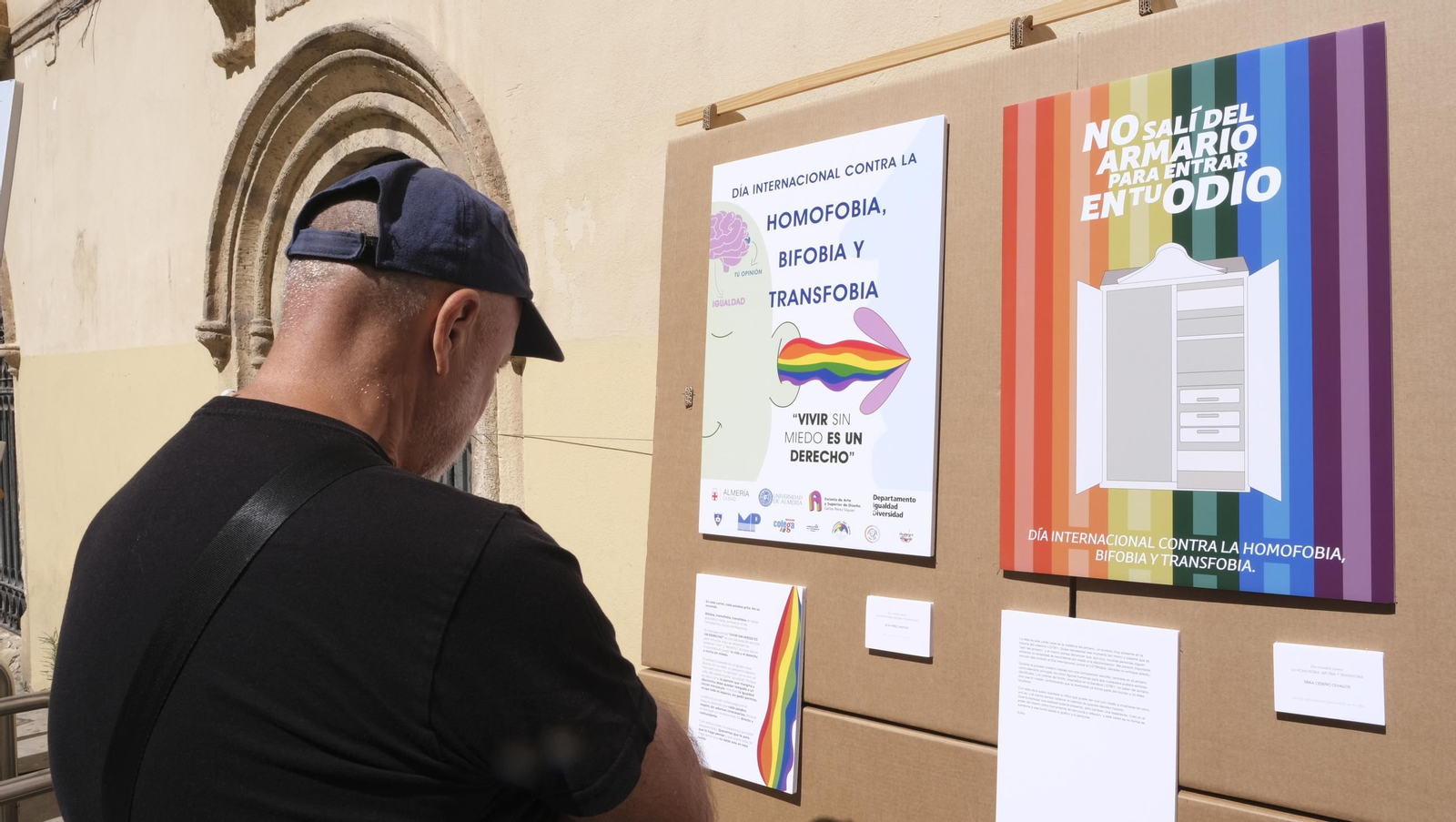 Lectura del manifiesto del Día Internacional contra la Homofobia en Almería, en imágenes