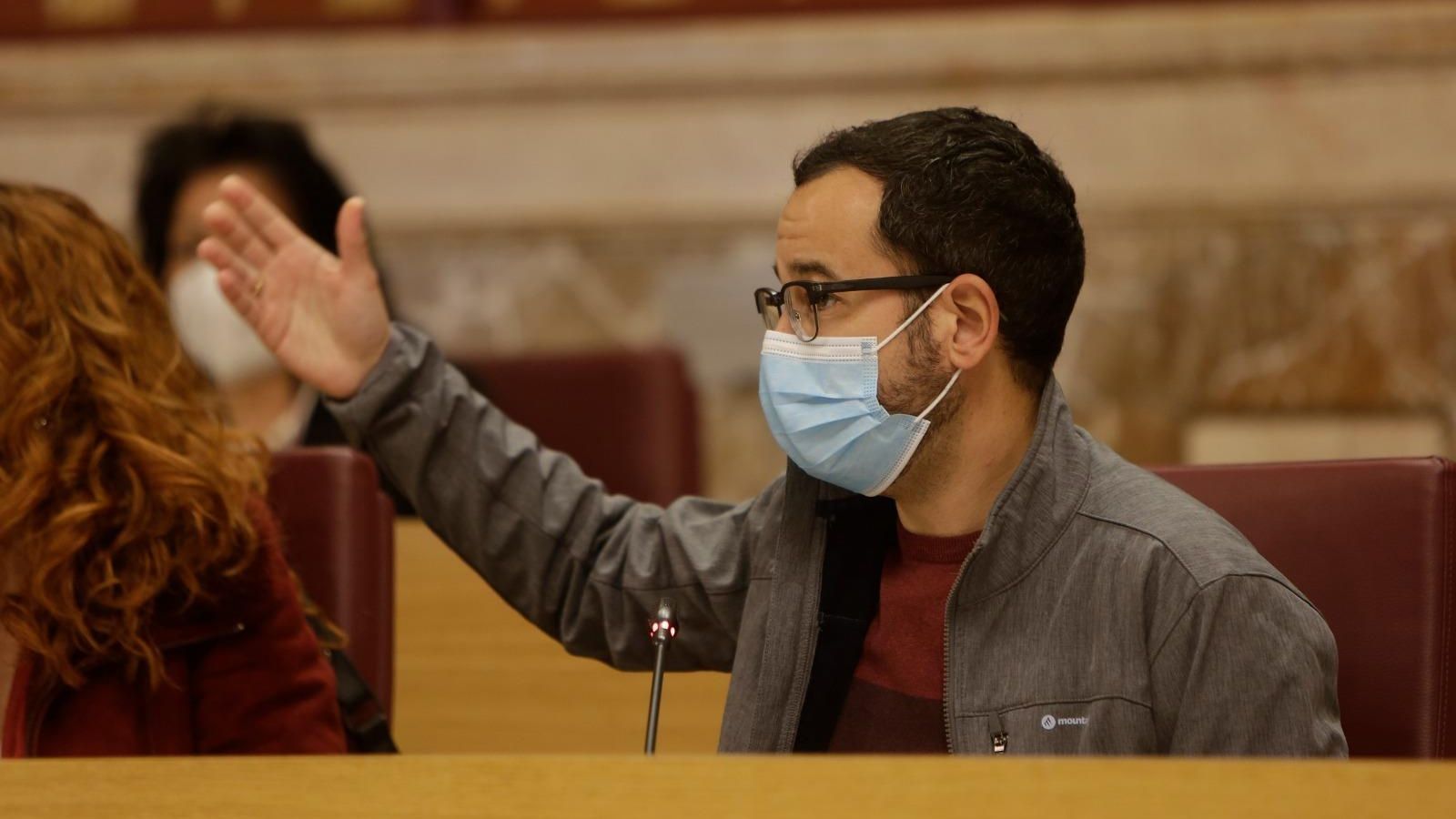 El portavoz de Adelante Sevilla Daniel González Rojas en el pleno del Metro.