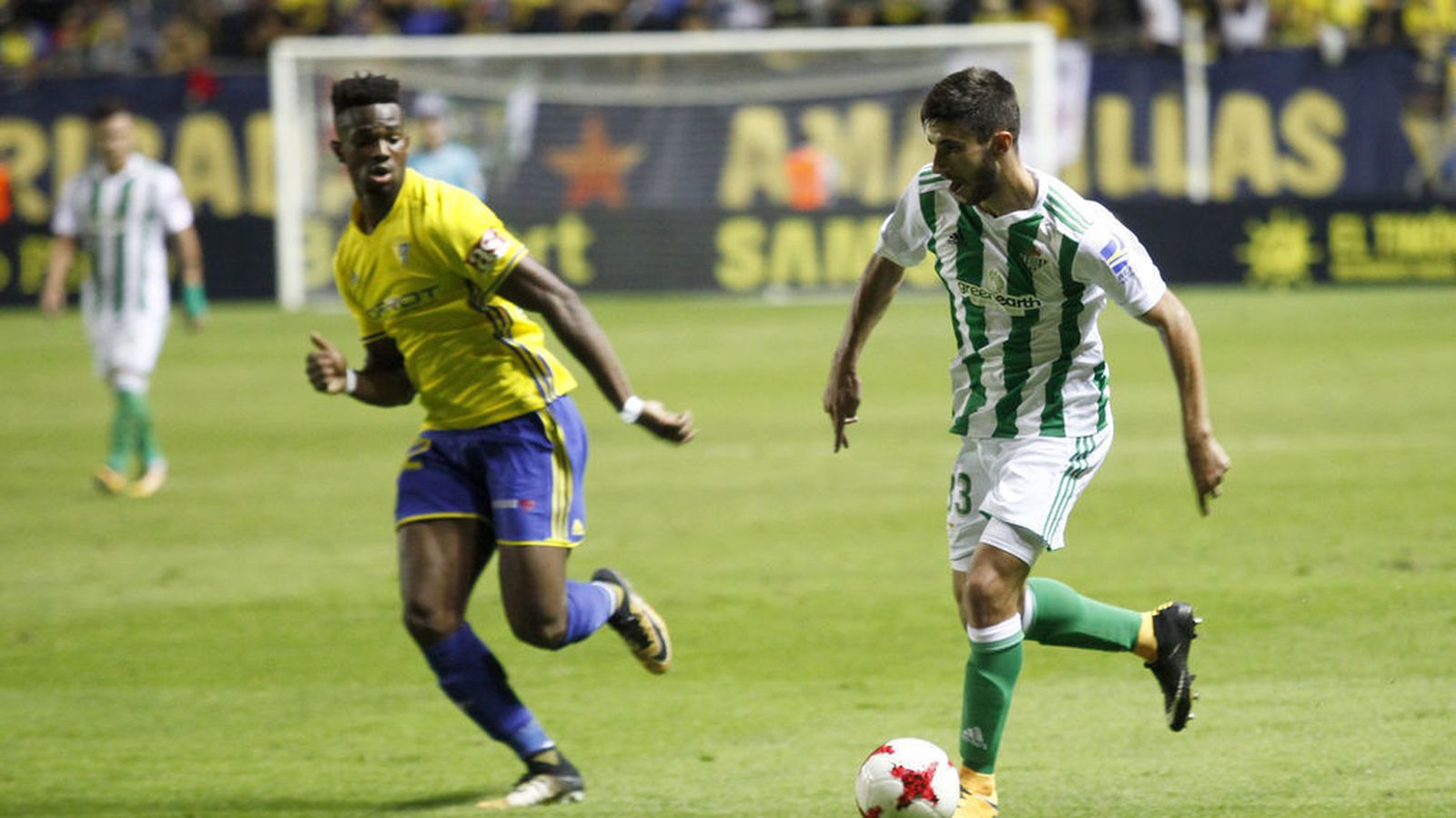 El canterano Redru controla el balón en el partido en Cádiz