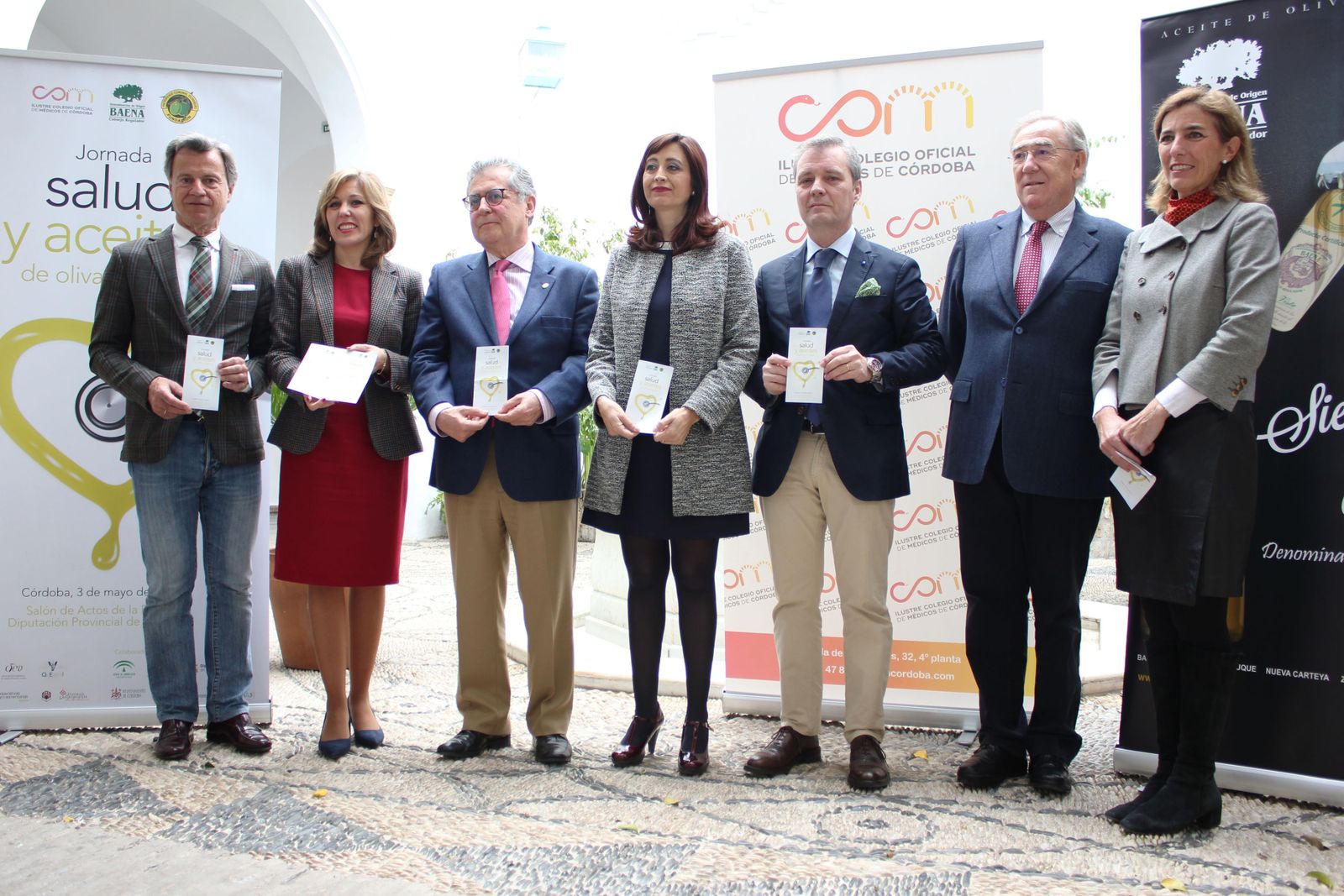 Foto de familia de los organizadores del encuentro, ayer en el Palacio de la Merced.