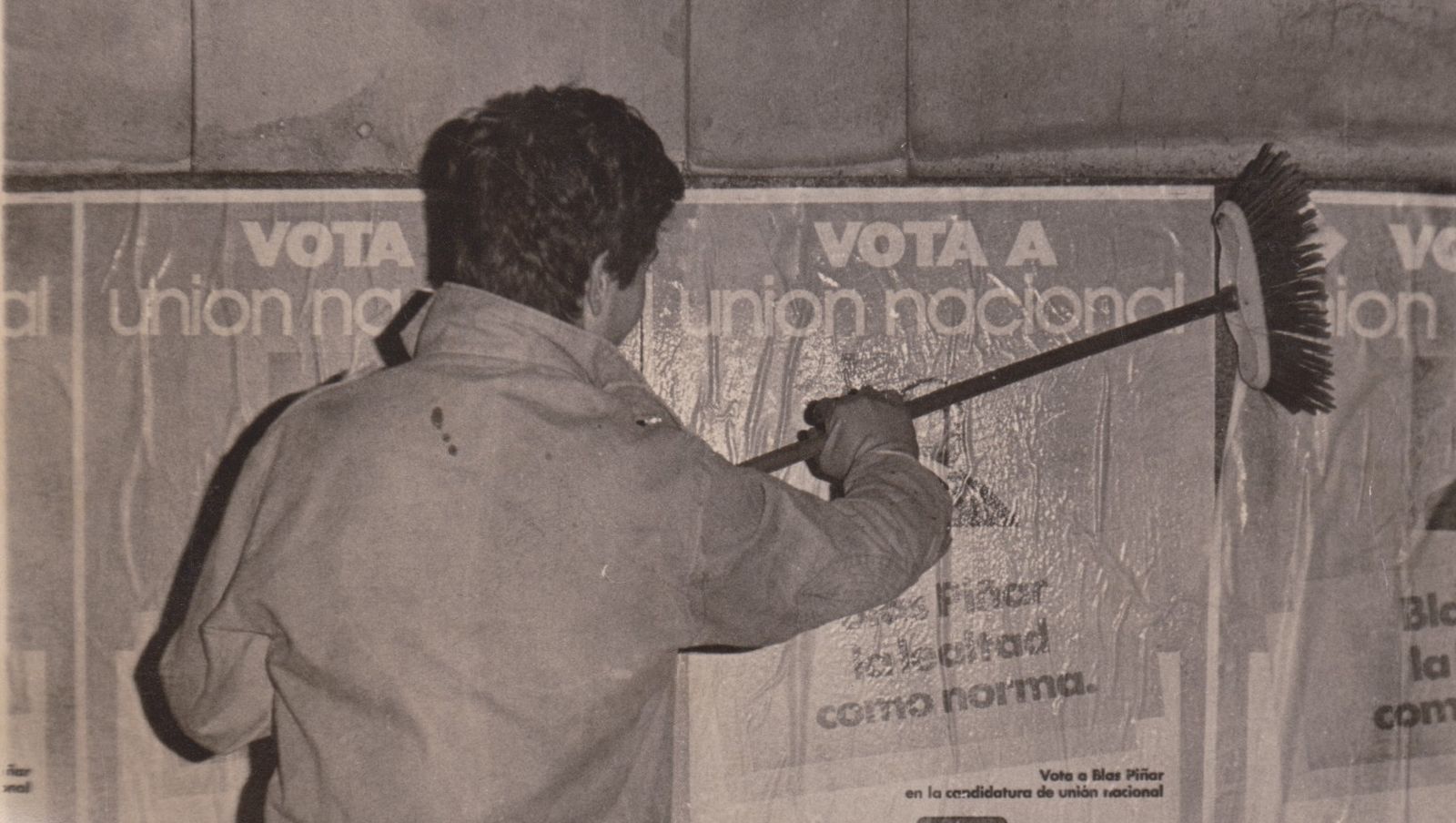 Pegada de carteles en los años de la Transición.