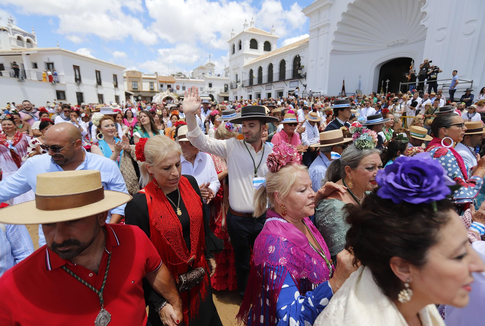 Presentación de la Hermandad de Huelva ante la Blanca Paloma