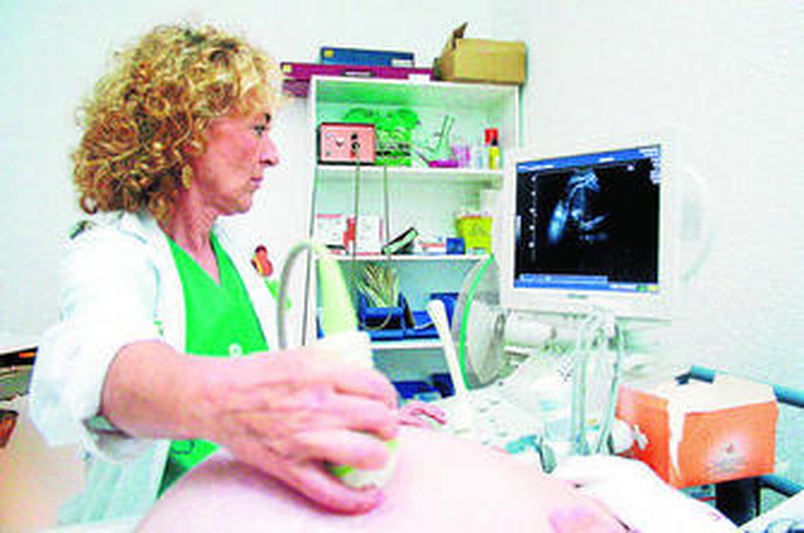 Una mujer se somete a una ecografía para ver cómo evoluciona el embarazo.