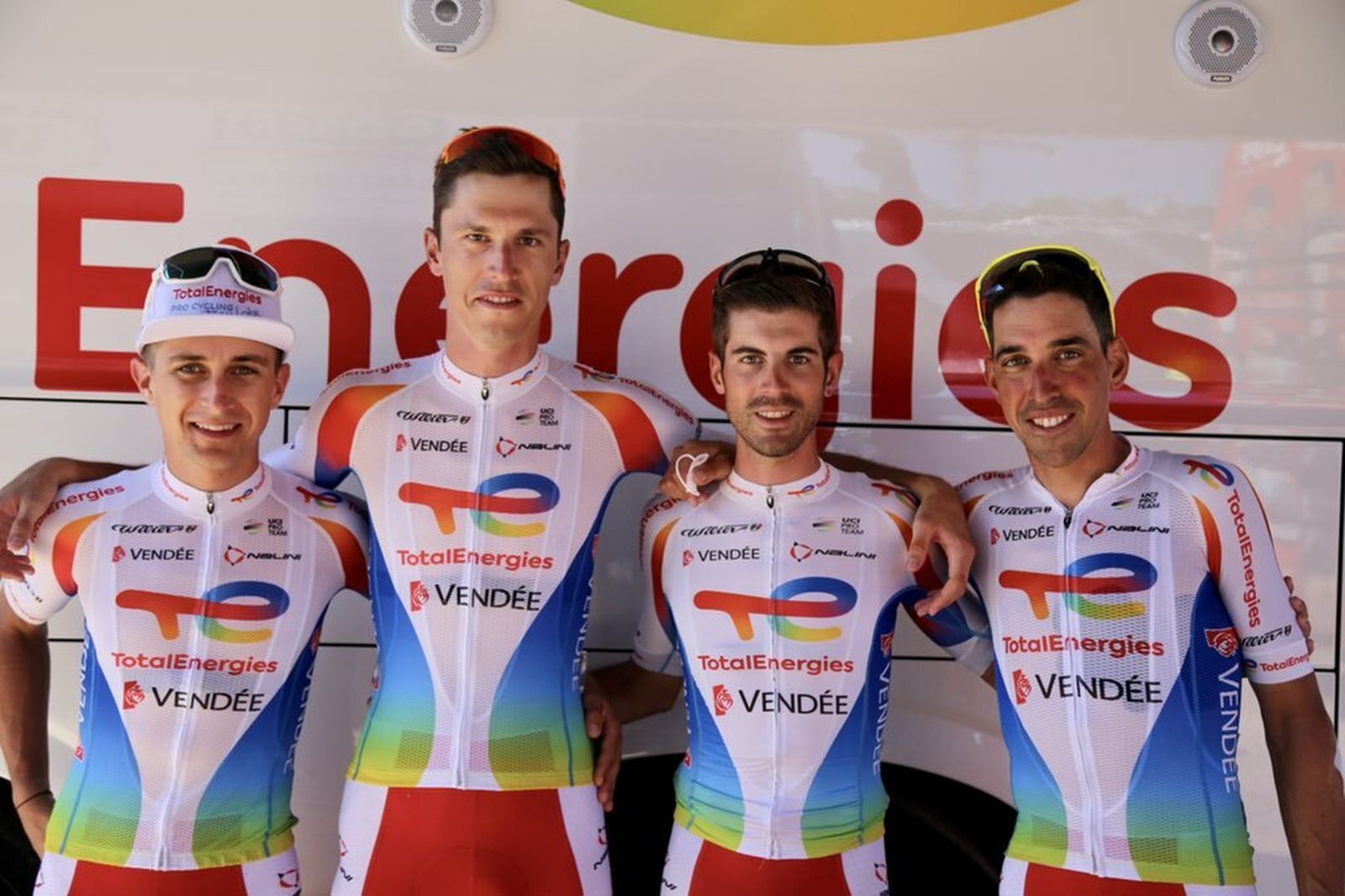 Cristian Rodríguez -segundo por la derecha- con sus compañeros del Total Energies que han completado el Tour por primera vez