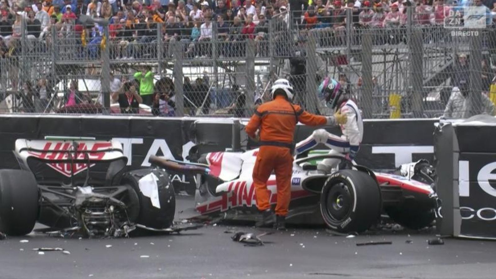 Mick Schumacher sale de su coche absolutamente destrozado.