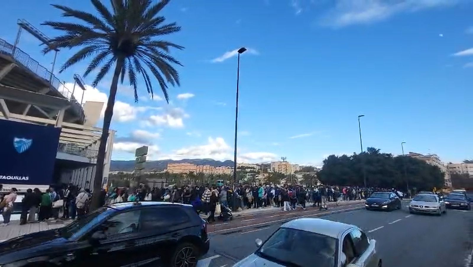Colas en La Rosaleda para el entrenamiento del Málaga CF