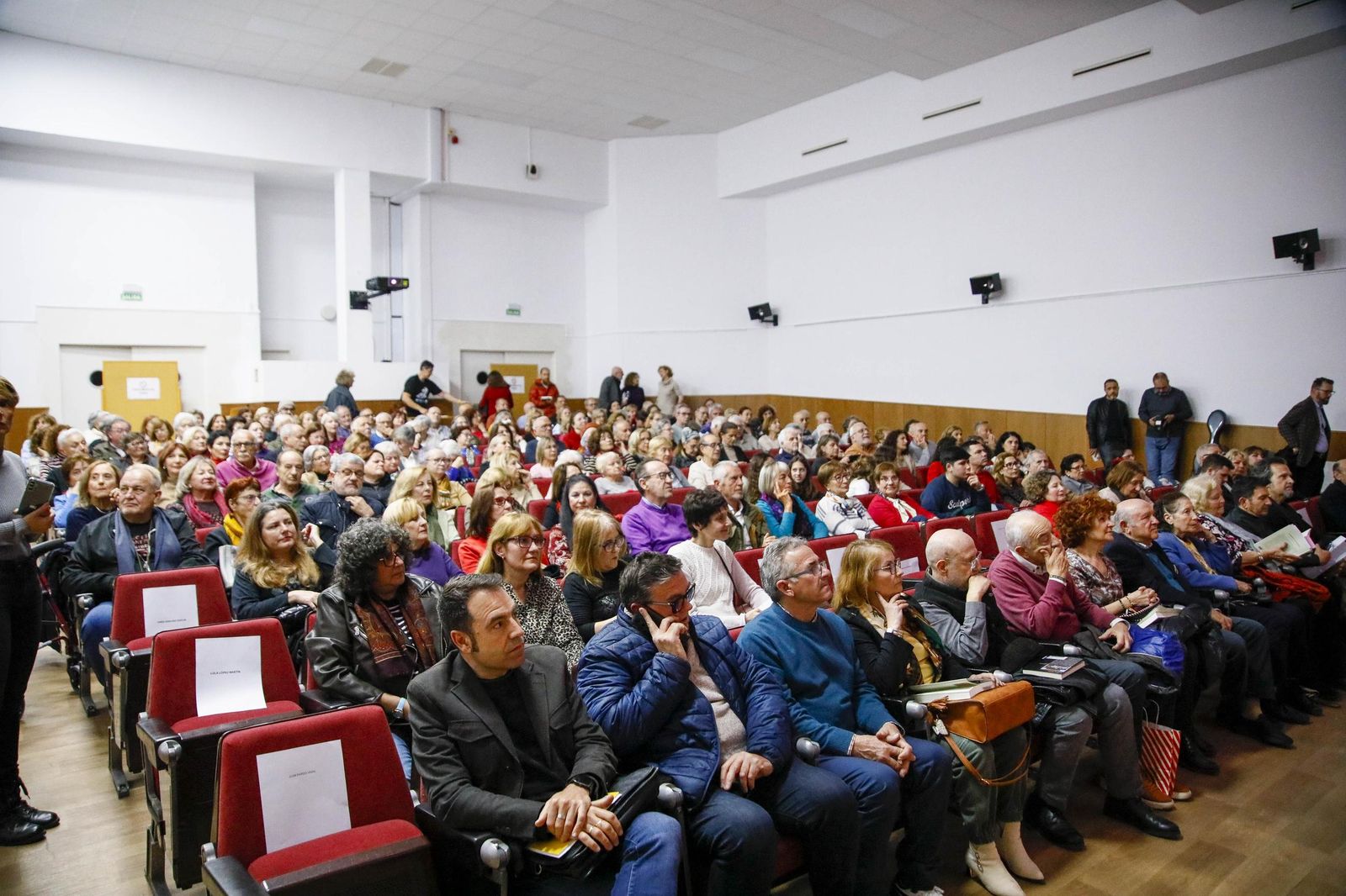 Las imágenes de la presentación del libro "Almería es poesía" en la biblioteca Villaespesa de la ciudad de Almería
