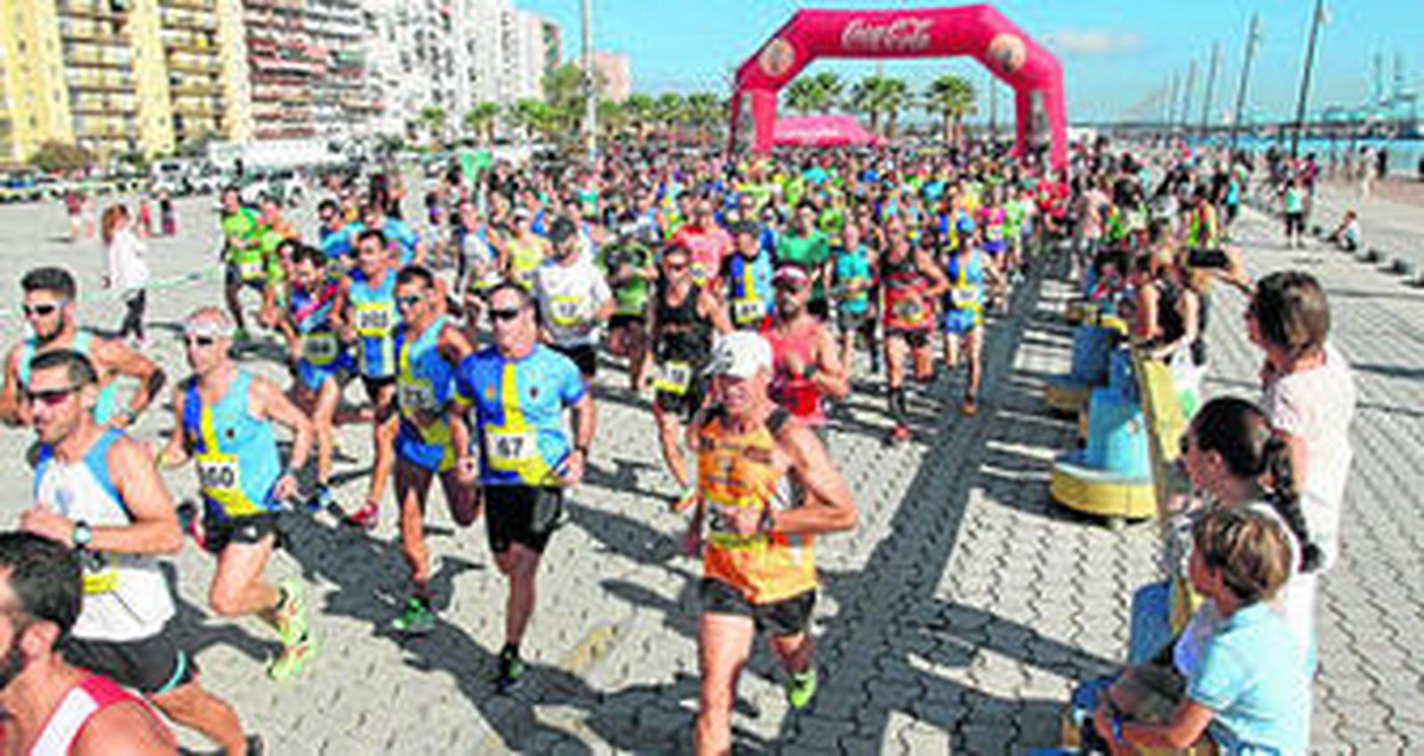 Los participantes salen del Llano Amarillo, en el Puerto de Algeciras.