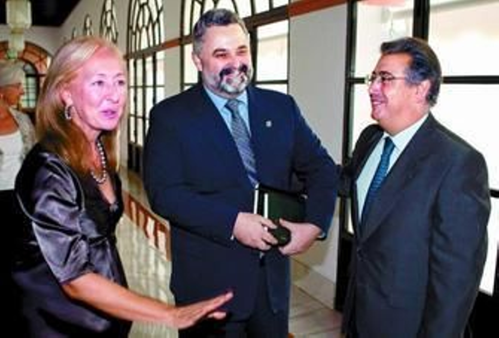 Fuensanta Coves, Jesús García Carrión y Juan Ignacio Zoido, ayer en los pasillos del Parlamento. Fuensanta Coves, Jesús García Carrión y Juan Ignacio Zoido, ayer en los pasillos del Parlamento.