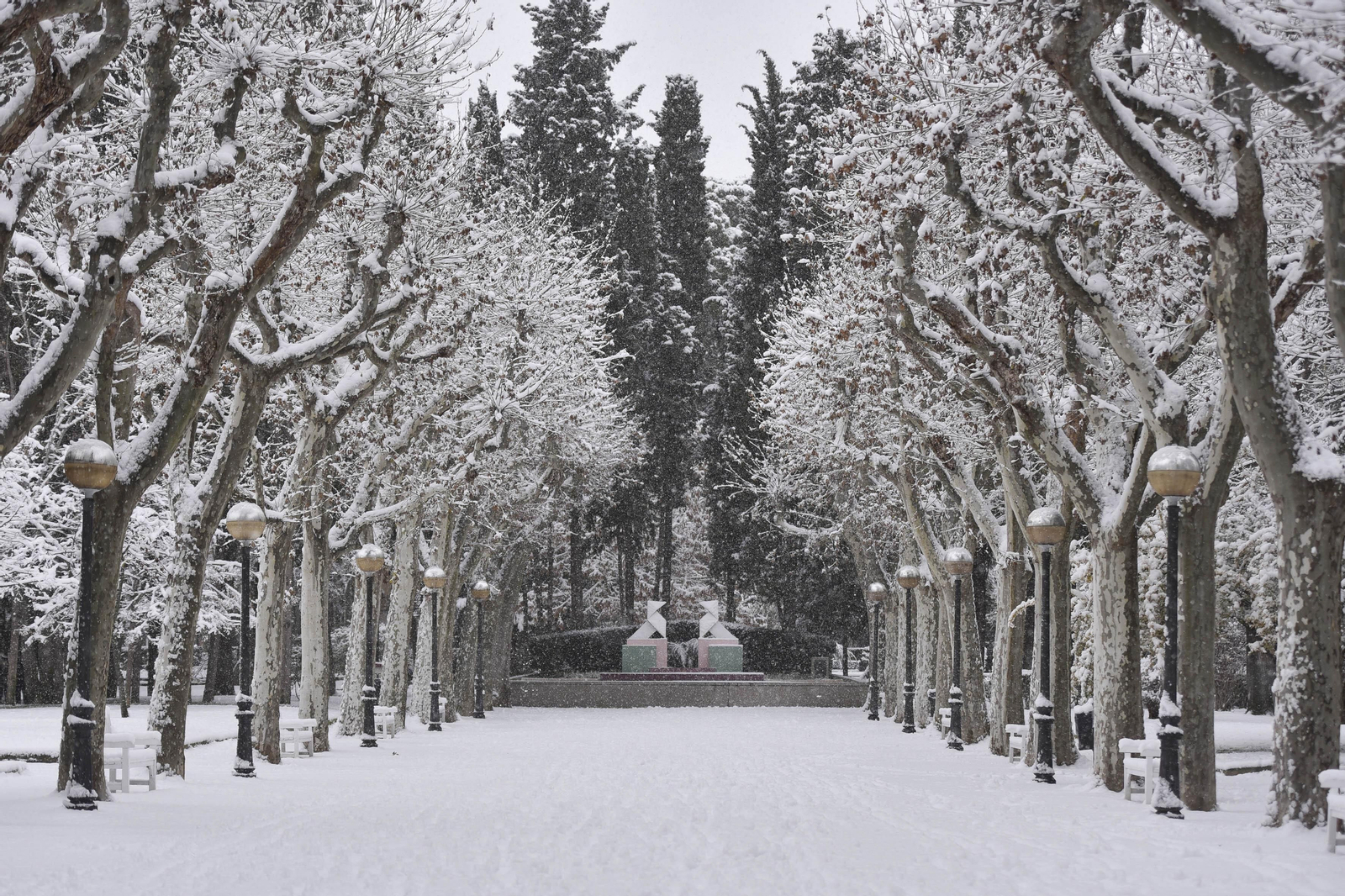 El segundo día del temporal 'Filomena' en imágenes: más nieve y caos