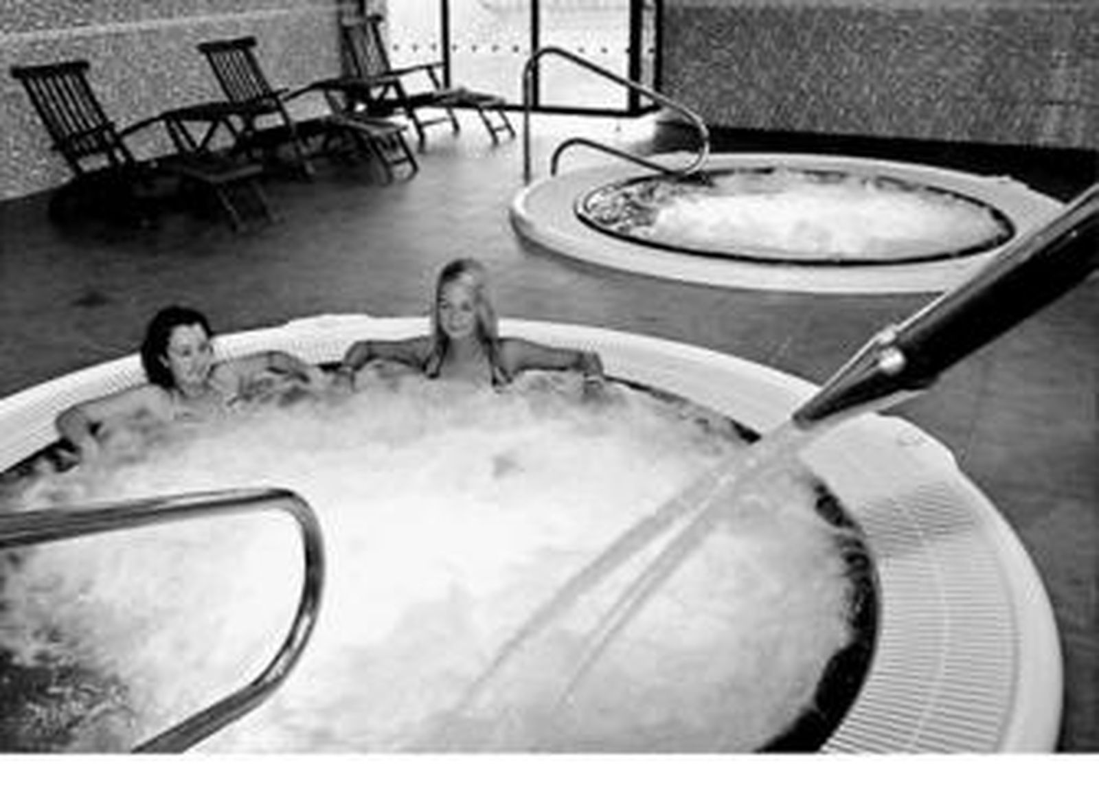 Un grupo de usuarios en un 'spa' de Chiclana, una manera en auge de celebrar el nuevo año.