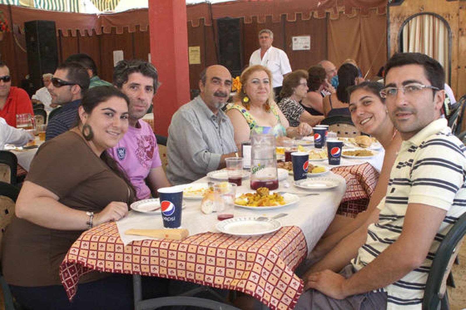 Los algecireños viven intensamente la jornada del sábado en la Feria. 

Foto: Vanessa Perez