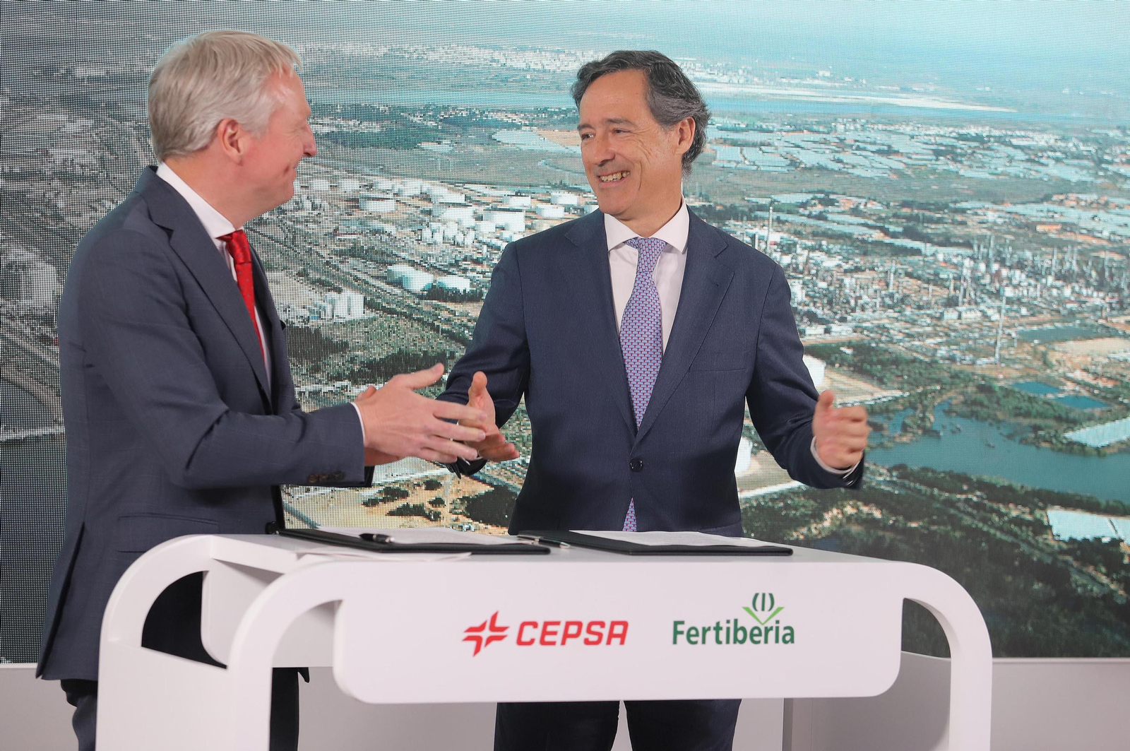 Imágenes de la firma del acuerdo entre Cepsa y Fertiberia para implantar el anillo de hidrógeno verde en Huelva