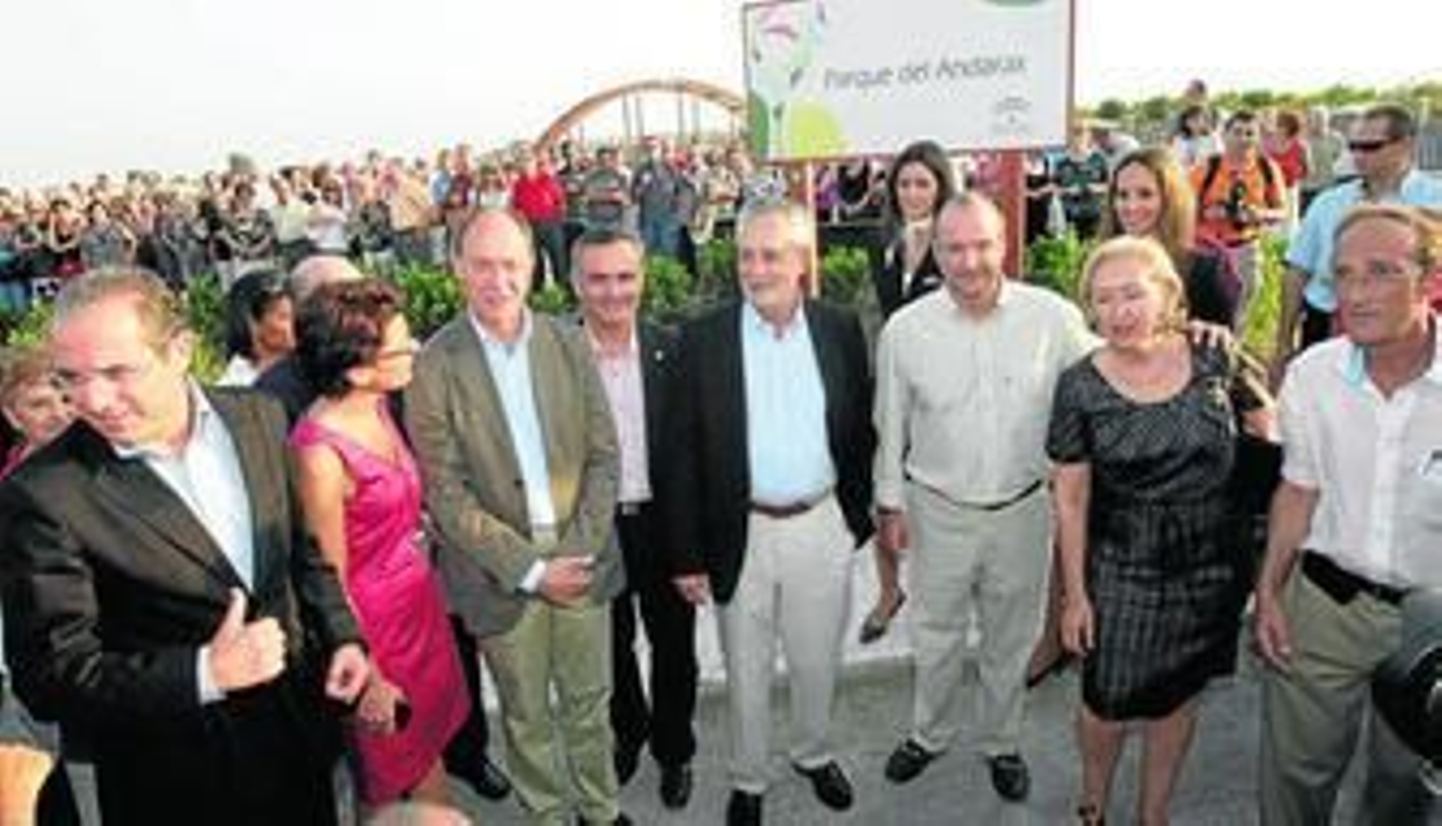 El alcalde, entre José Antonio Griñán y Fuensanta Coves, durante la inauguración del Parque del Andarax.