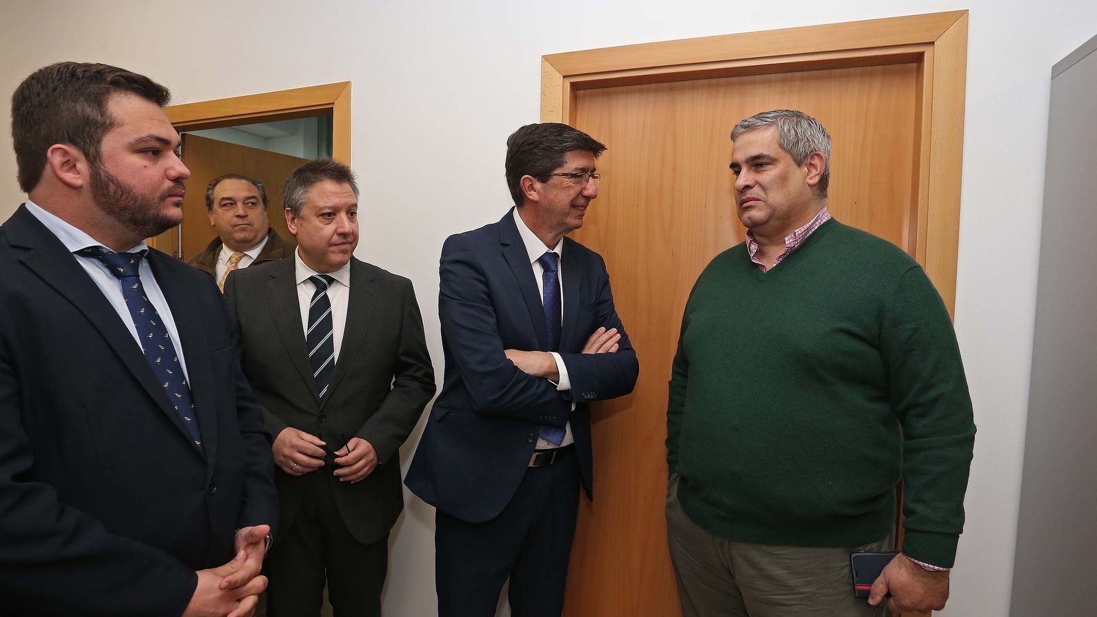 El juez decano, Alberto Ruiz; el vicepresidente de la Junta, Juan Marín, y el fiscal jefe, Juan Cisneros , en enero de 2020 en los juzgados de Algeciras.