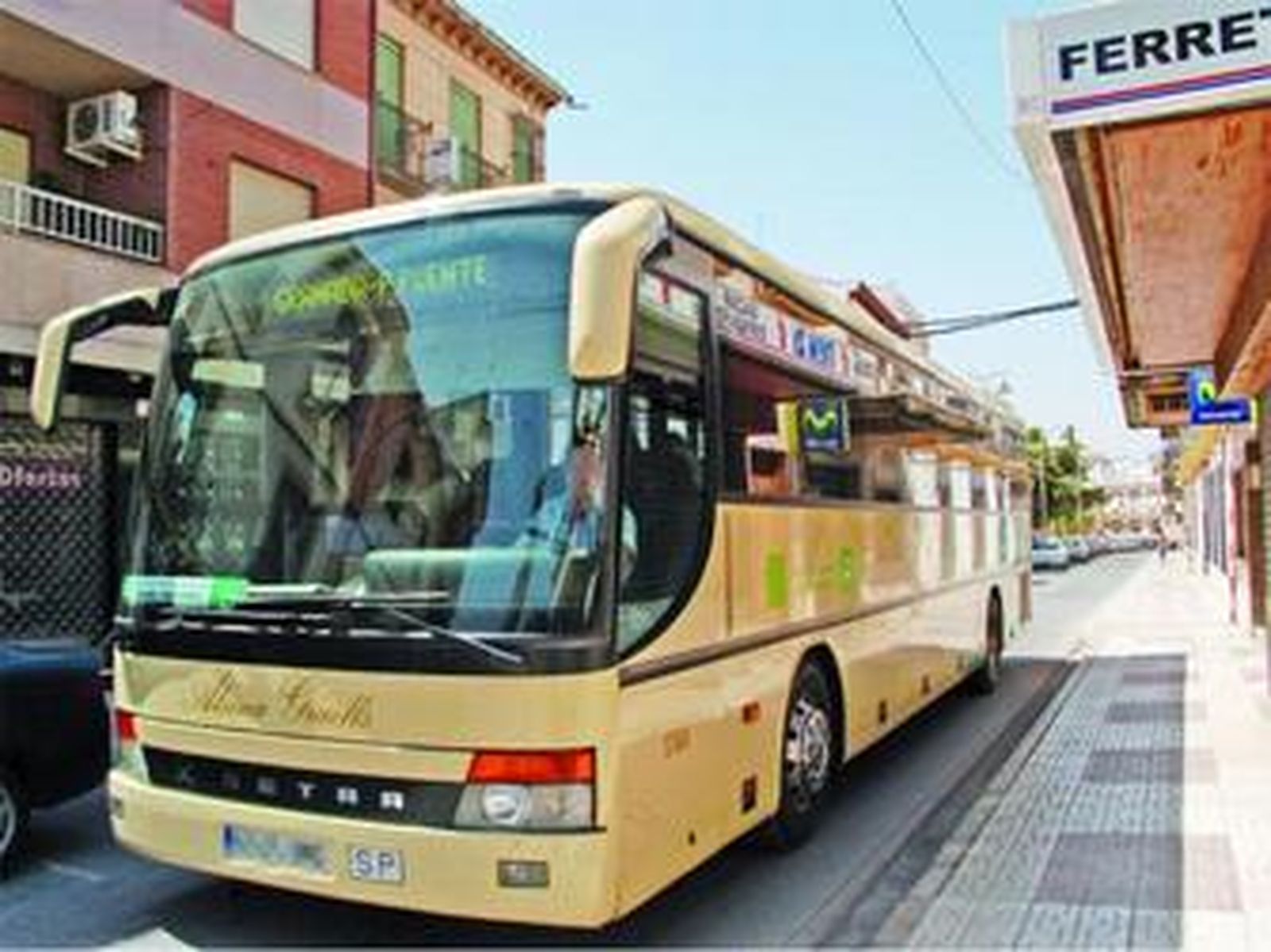 Uno de los autobuses de la compañía que cubre el trayecto Pinos Puente-Granada.