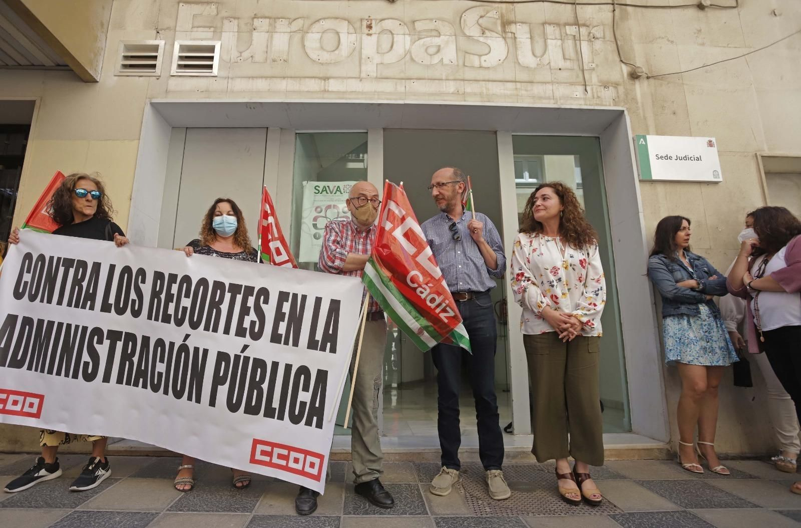 Trabajadores se manifiestan ante el Juzgado comarcal de Violencia sobre la Mujer