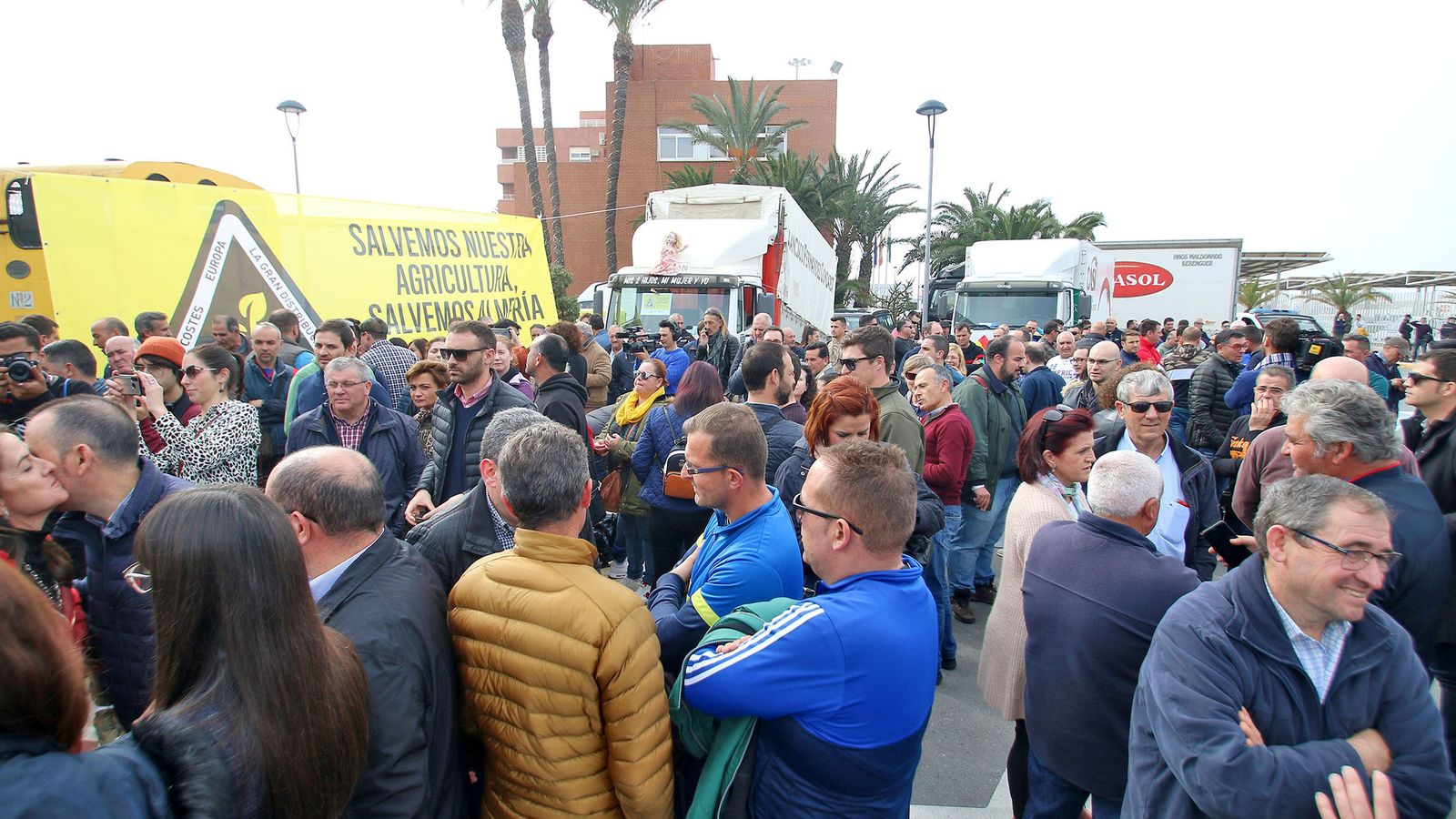 Los agricultores se concentraron en Las Almadrabillas, junto al Cable Inglés.